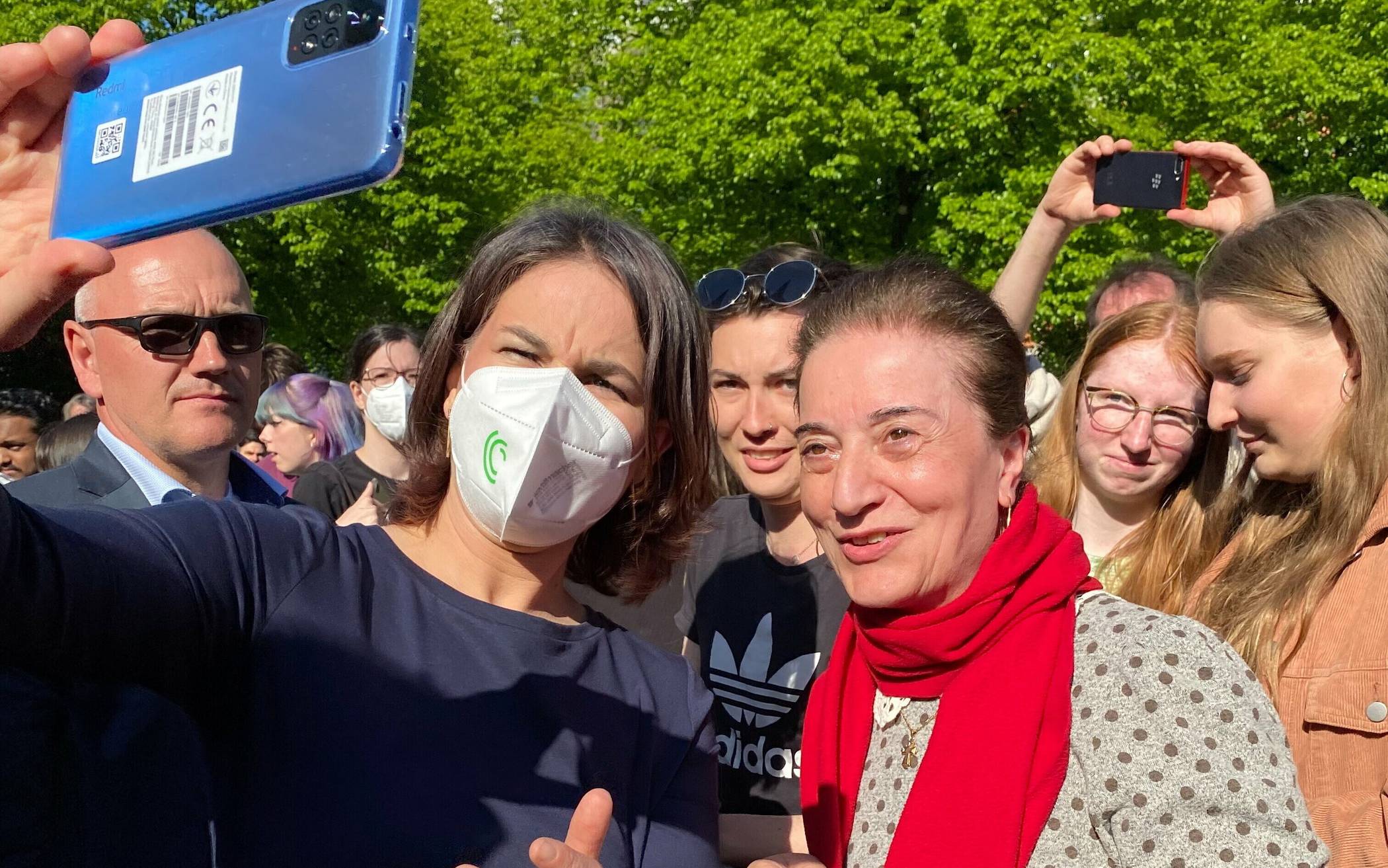 Annalena Baerbock (vorne, li.) im Mai beim Wahlkampf auf dem Laurentiusplatz. Selfies mit der Außenministerin waren dabei sehr gefragt. 