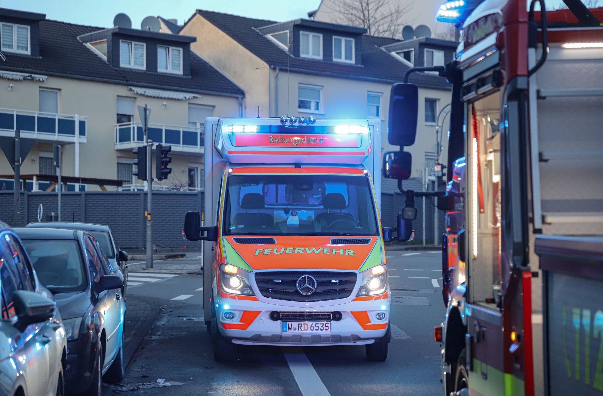 Wuppertaler Feuerwehr rettet Verletzten über Drehleiter​