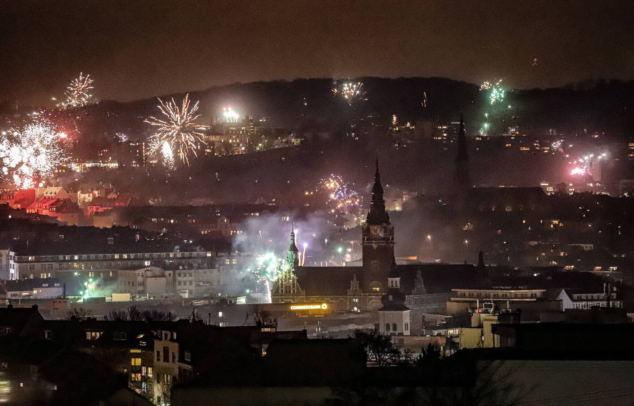  Das Feuerwerk über der Stadt war nicht nur farbenfroh. 
