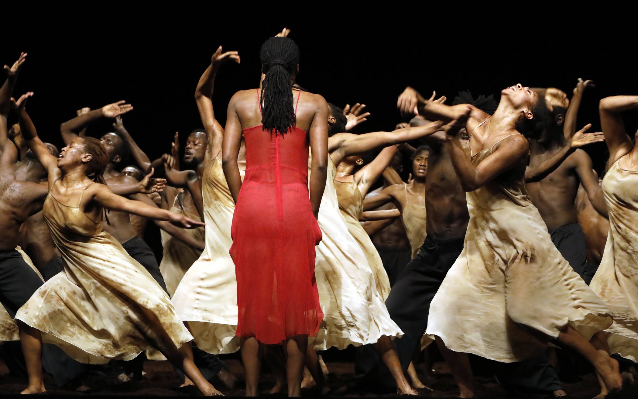  "Das Frühlingsopfer" von Pina Bausch - im Januar 2023 präsentiert von mehr als 30 Tänzerinnen und Tänzern aus 14 afrikanischen Nationen.  