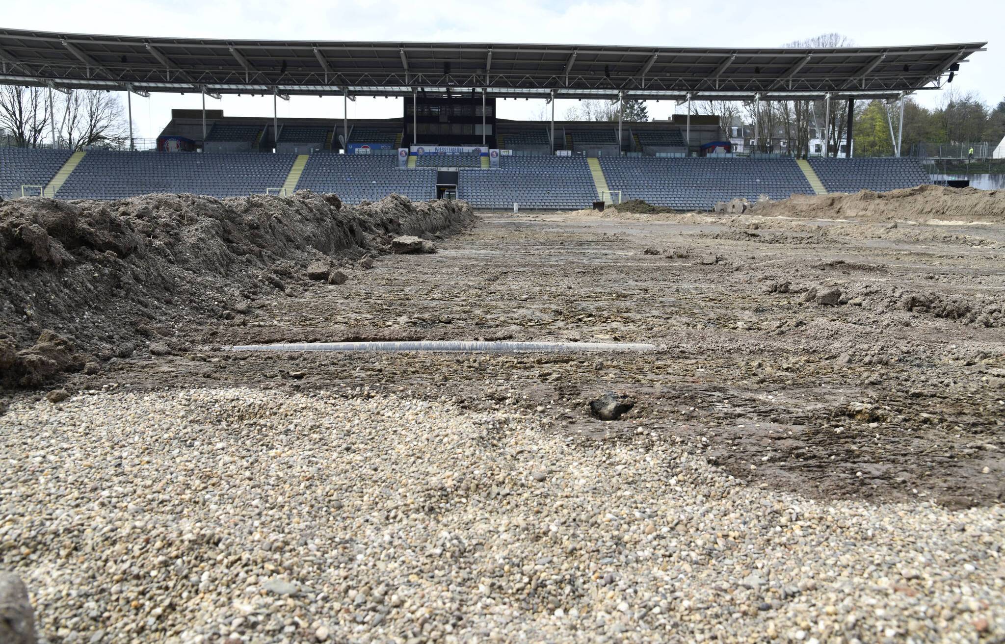 Stadion: Die alte Drainage kommt zum Vorschein