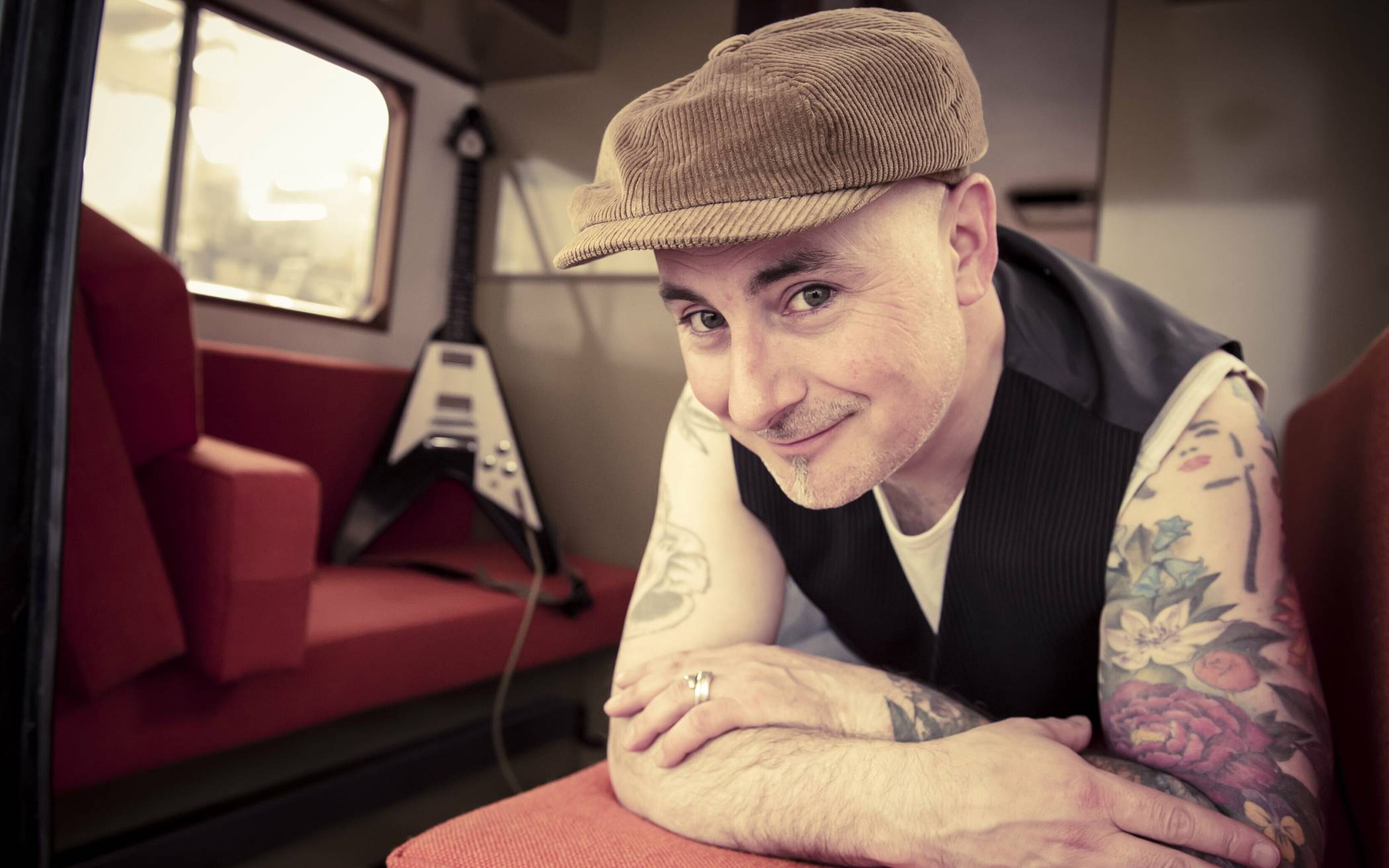 Der Singer-Songwriter Sascha Gutzeit hat ein neues Album auf dem Markt – es heißt „Der falsche Mann“.