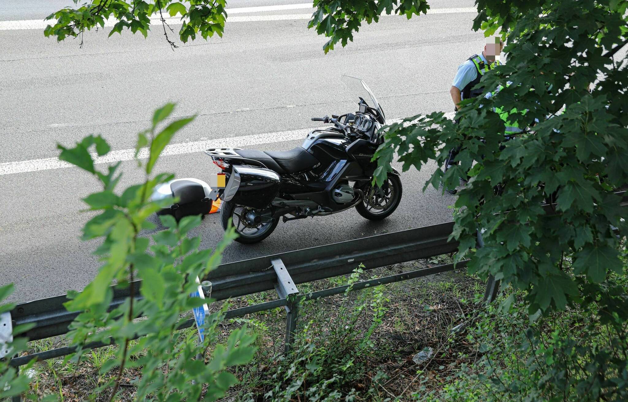 Zwei Motorräder stoßen auf A46 zusammen
