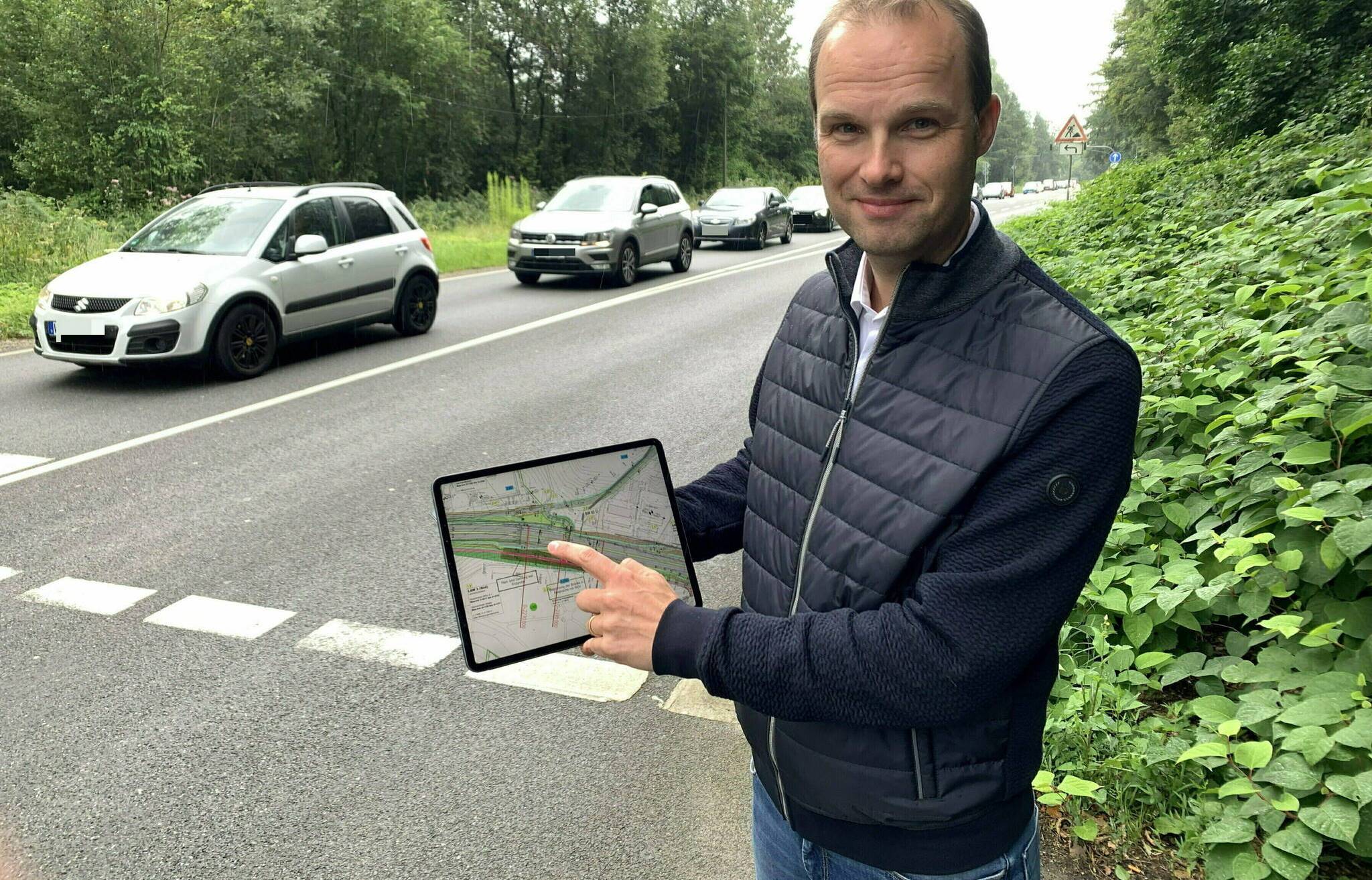 Marcel Hafke im Jahr 2021 mit einer Planungsskizze an der L419.