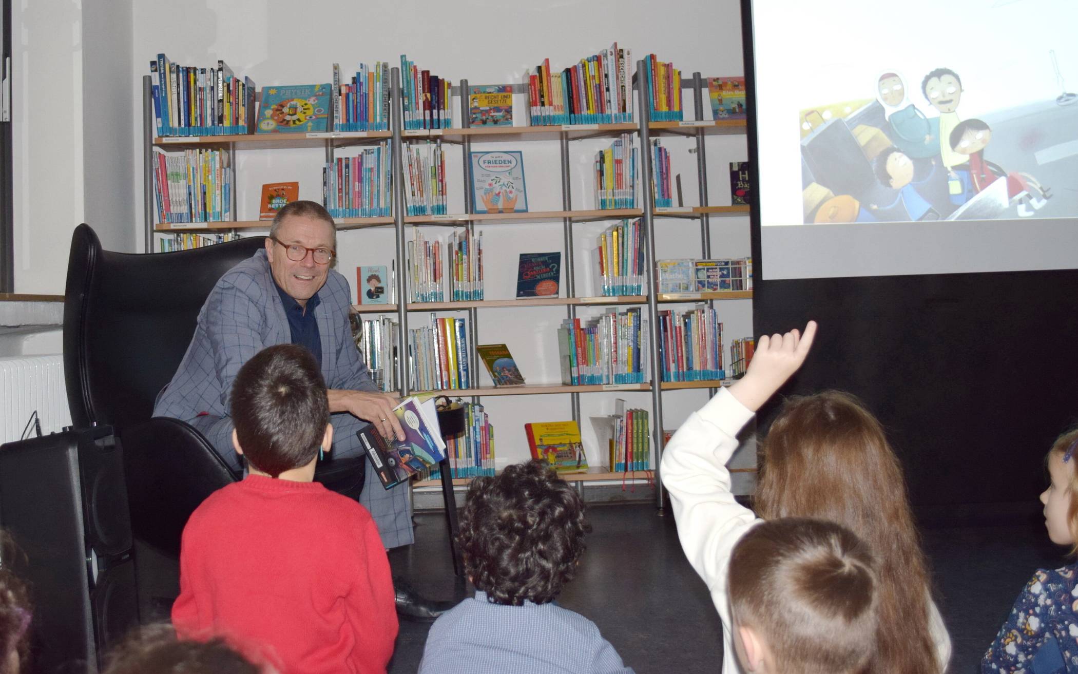  Oberbürgermeister Uwe Schneidewind beim Vorlesetag in der Stadtteilbibliothek Barmen. 
