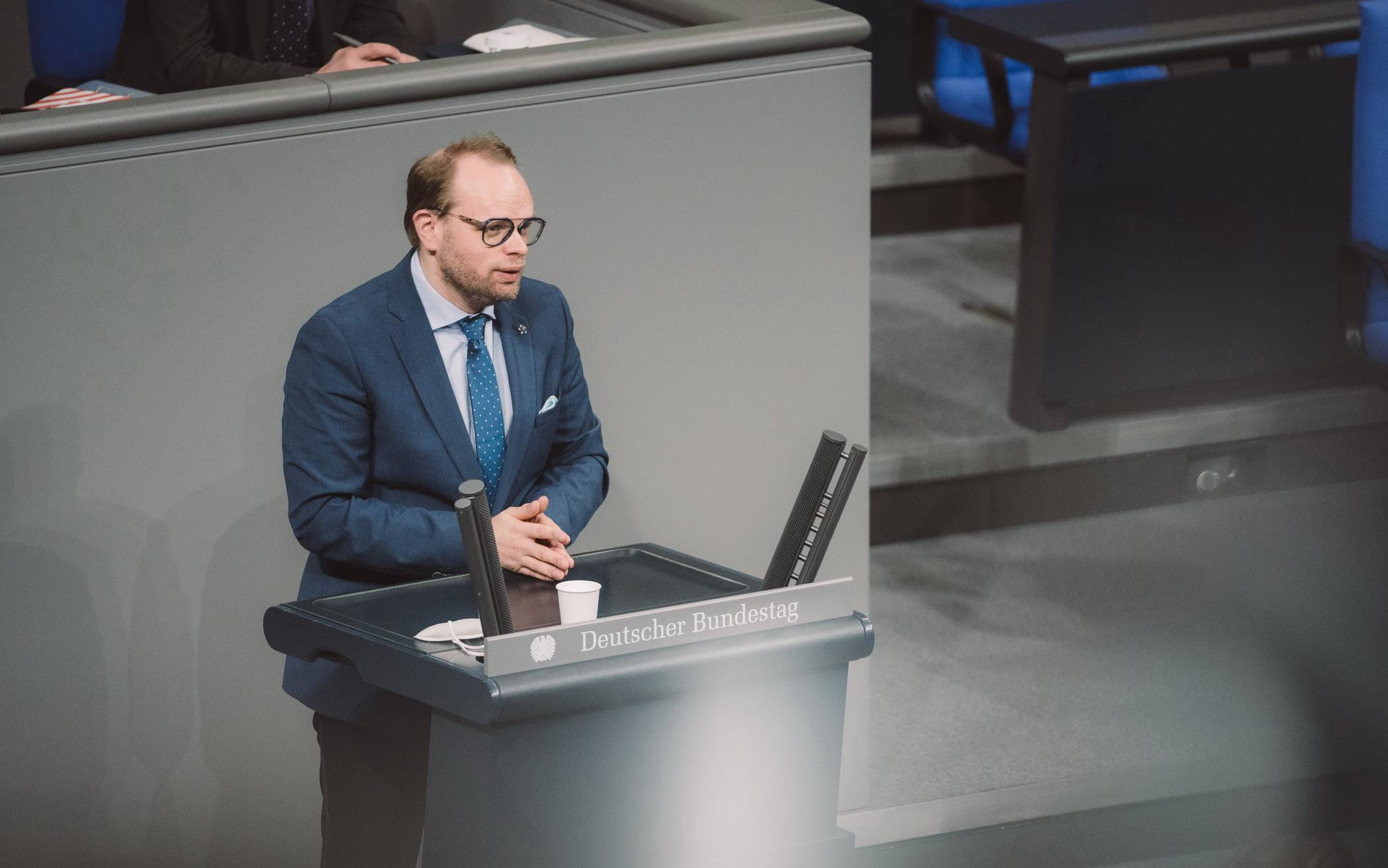 Helge Lindh (SPD) am Rednerpult des Deutschen Bundestages.