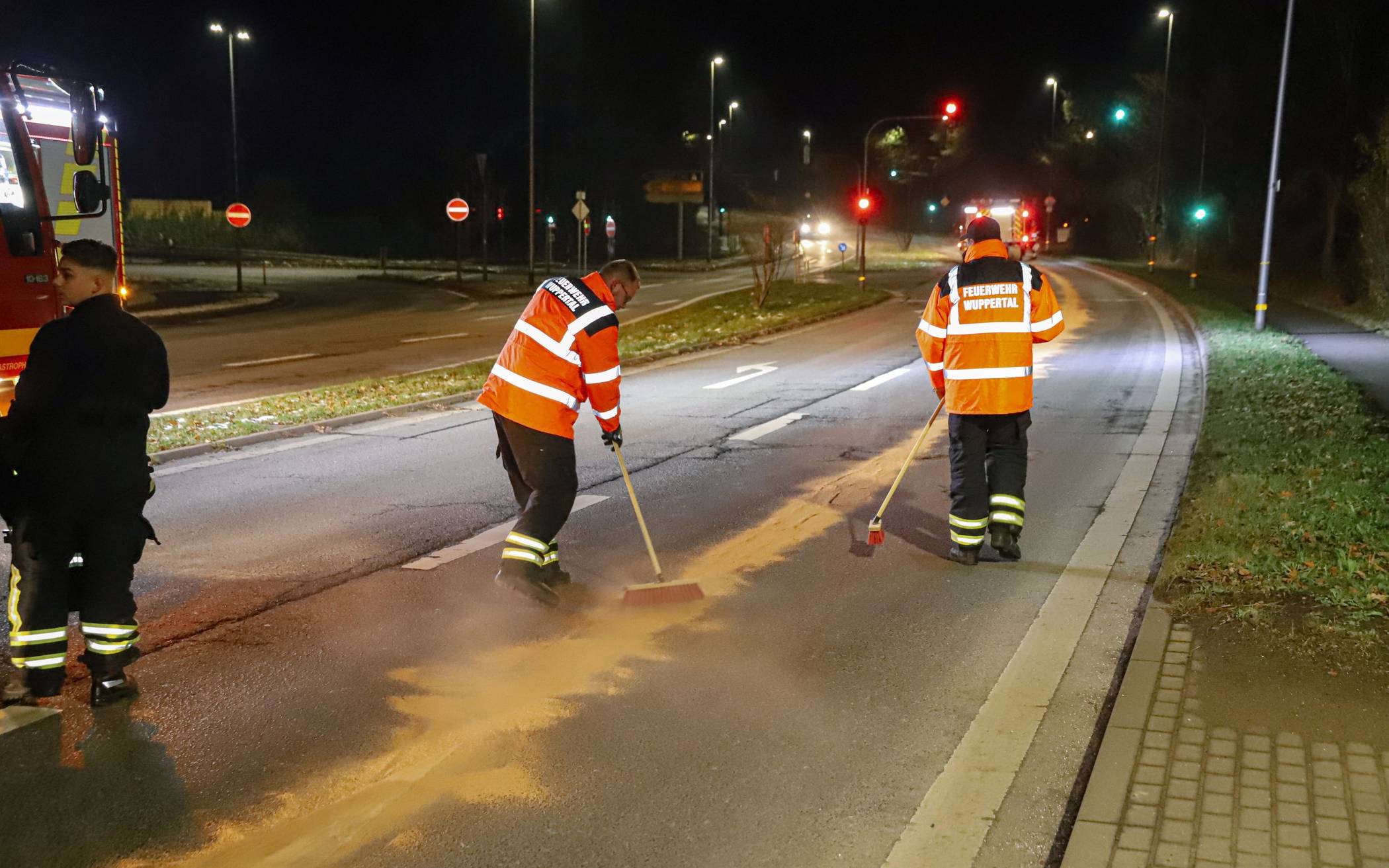 Wuppertaler Feuerwehr entfernt zwei Ölspuren