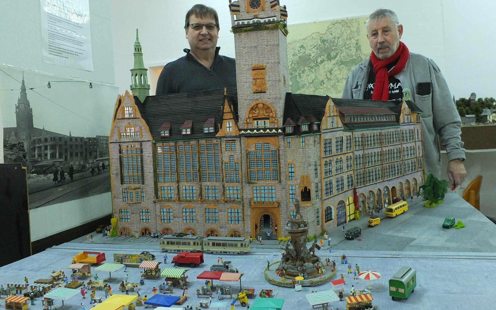 „Wuppertal-Achse“-Vorsitzender Stephan Volter (li.) und Stellvertreter Joachim Sauerwein mit dem neuen Modell des Elberfelder Verwaltungshauses. 