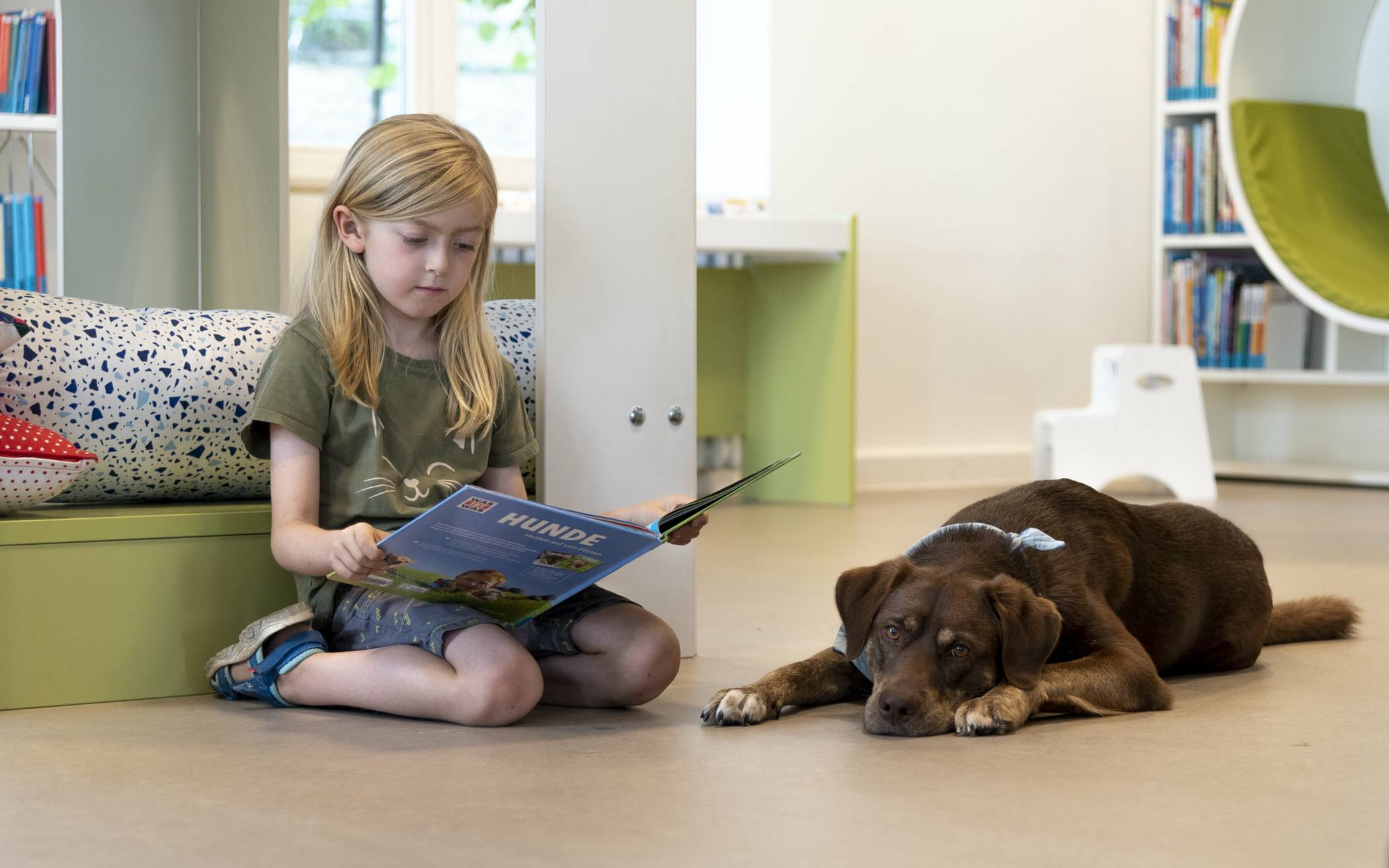  Leseförderung für Grundschulkinder ist eine wichtige Aufgabe der Stadtbibliothek. Besonders entspannt geht das gemeinsam mit Therapiehund Buddie, der fest zum Team der Stadtbibliothek gehört. 