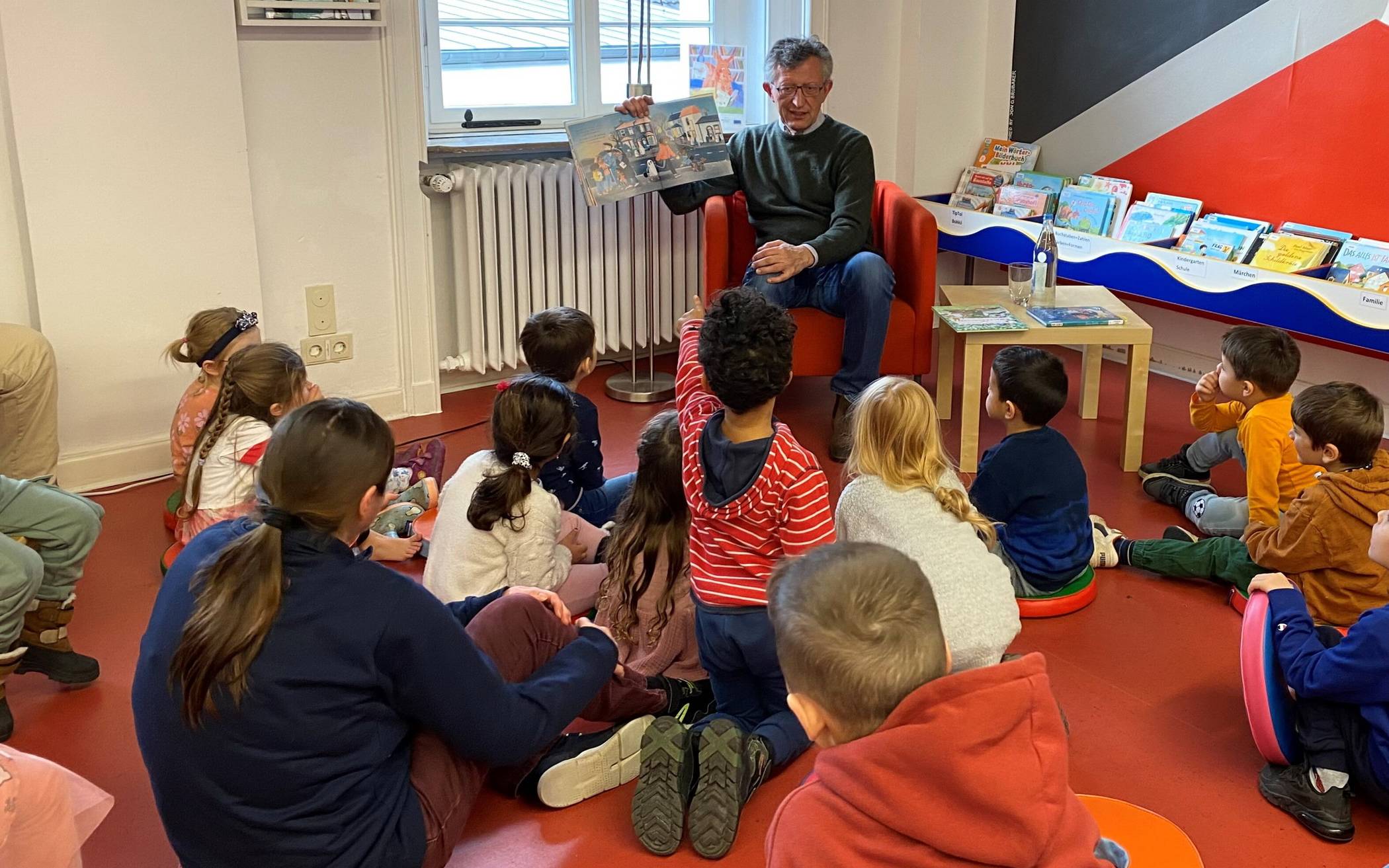 Am bundesweiten Vorlesetag im November war Kulturdezernent Matthias Nocke in der Zentralbibliothek im Einsatz und hat Grundschulkindern spannende Geschichten vorgelesen.
