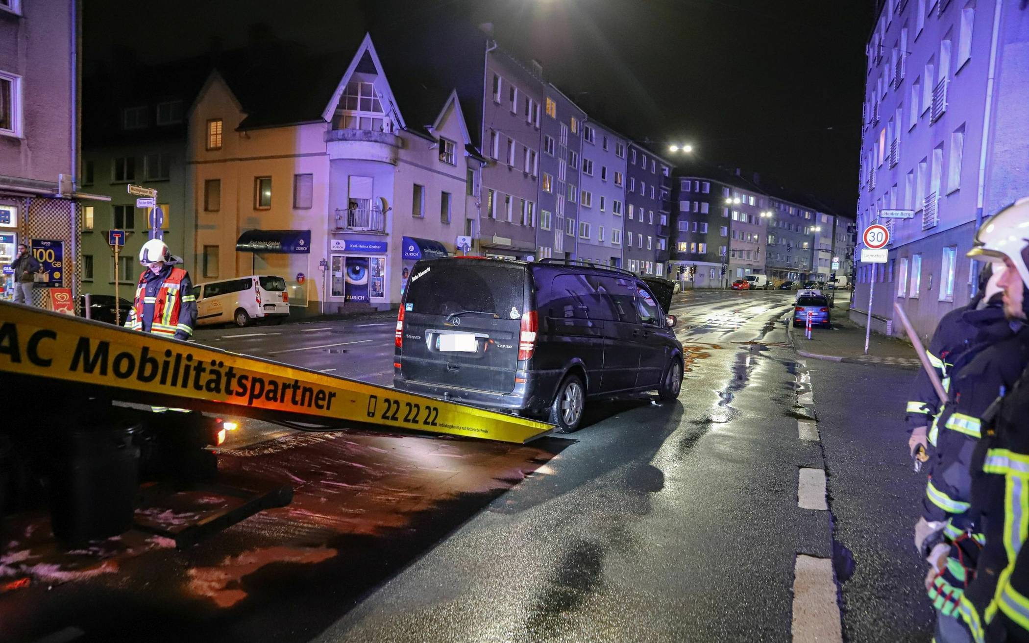 Bilder: Auto überfährt Verkehrsinsel​ in Wuppertal