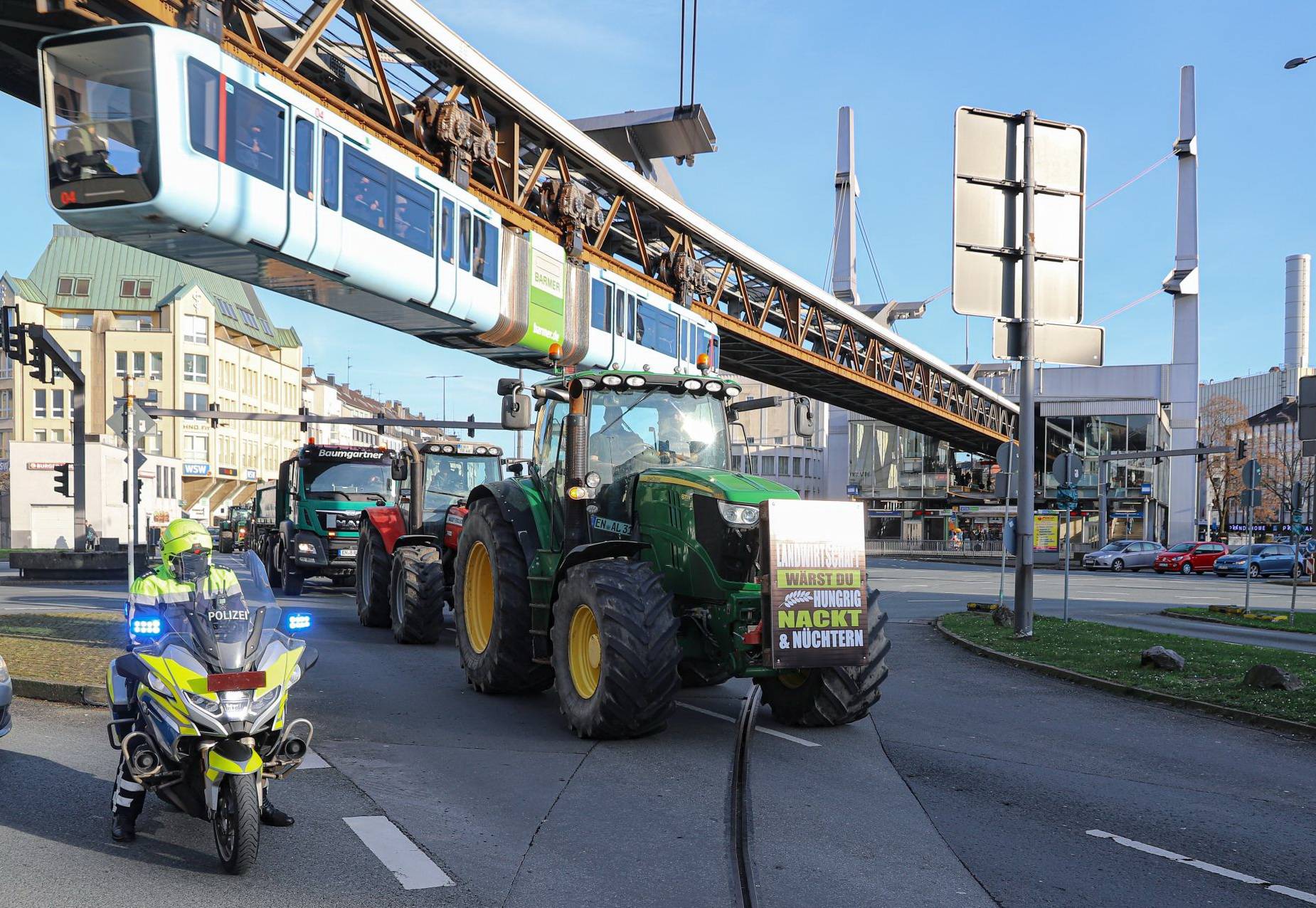 Bilderstrecke: Trecker-Demo auf der Wuppertal​er Talachse
