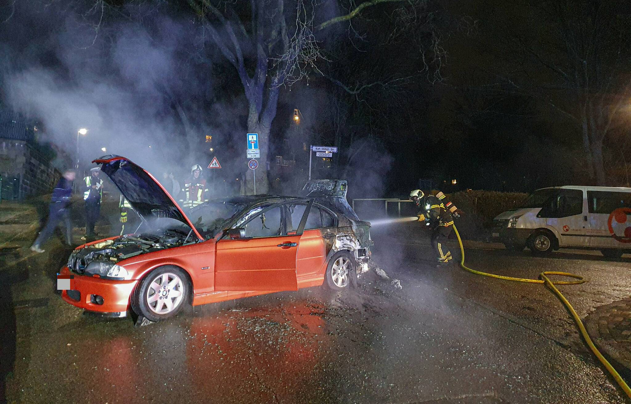 Feuerwehr löscht brennenden BMW