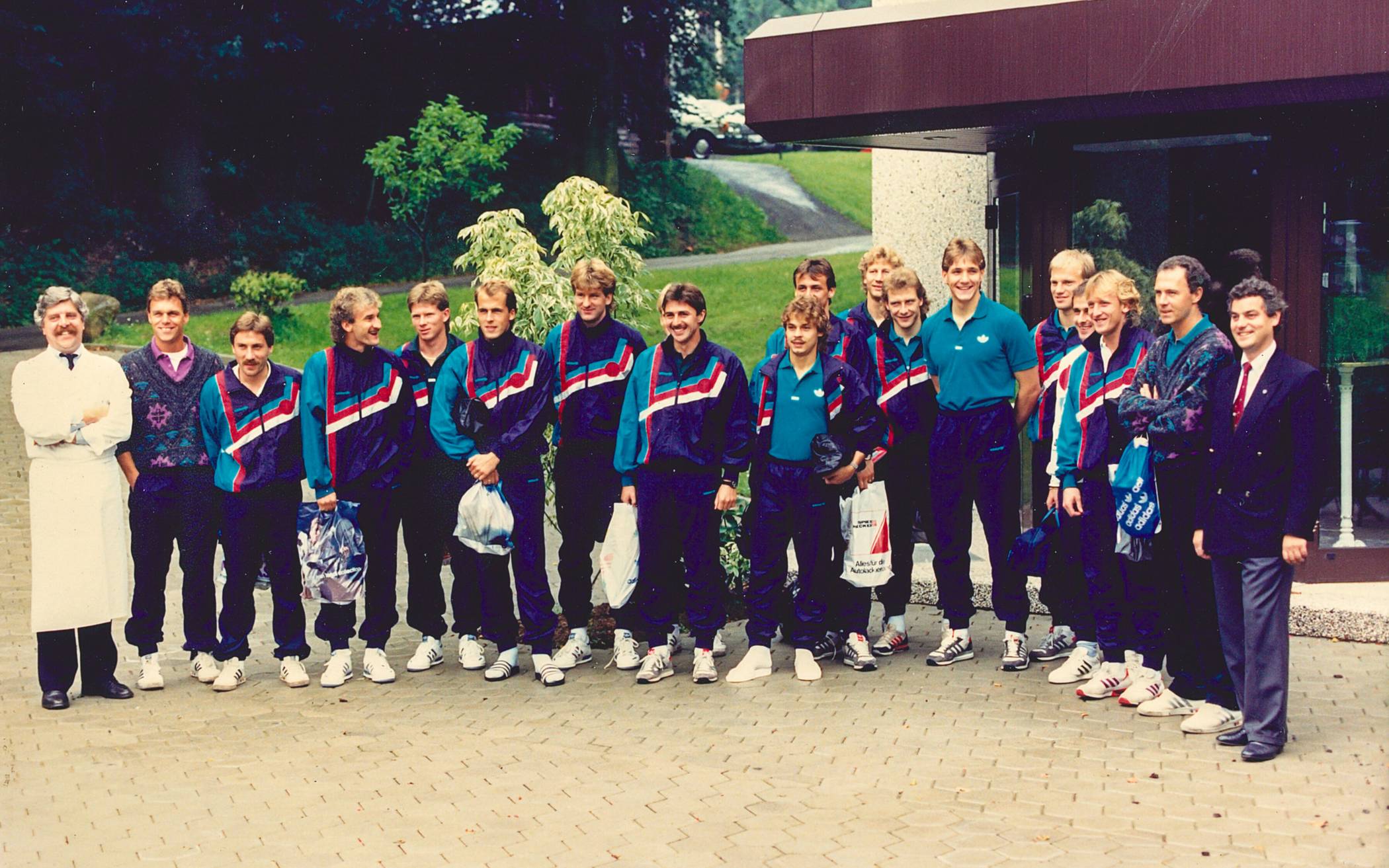 Die spätere Weltmeister-Mannschaft von 1990 mit Gastgeber Helmut Wilzbach (re.) und Teamchef Franz Beckenbauer (2.v.re.) in ihrem Stammquartier bei Spielen in Nordrhein-Westfalen, dem Wuppertaler Hotel Juliana auf Einern. 