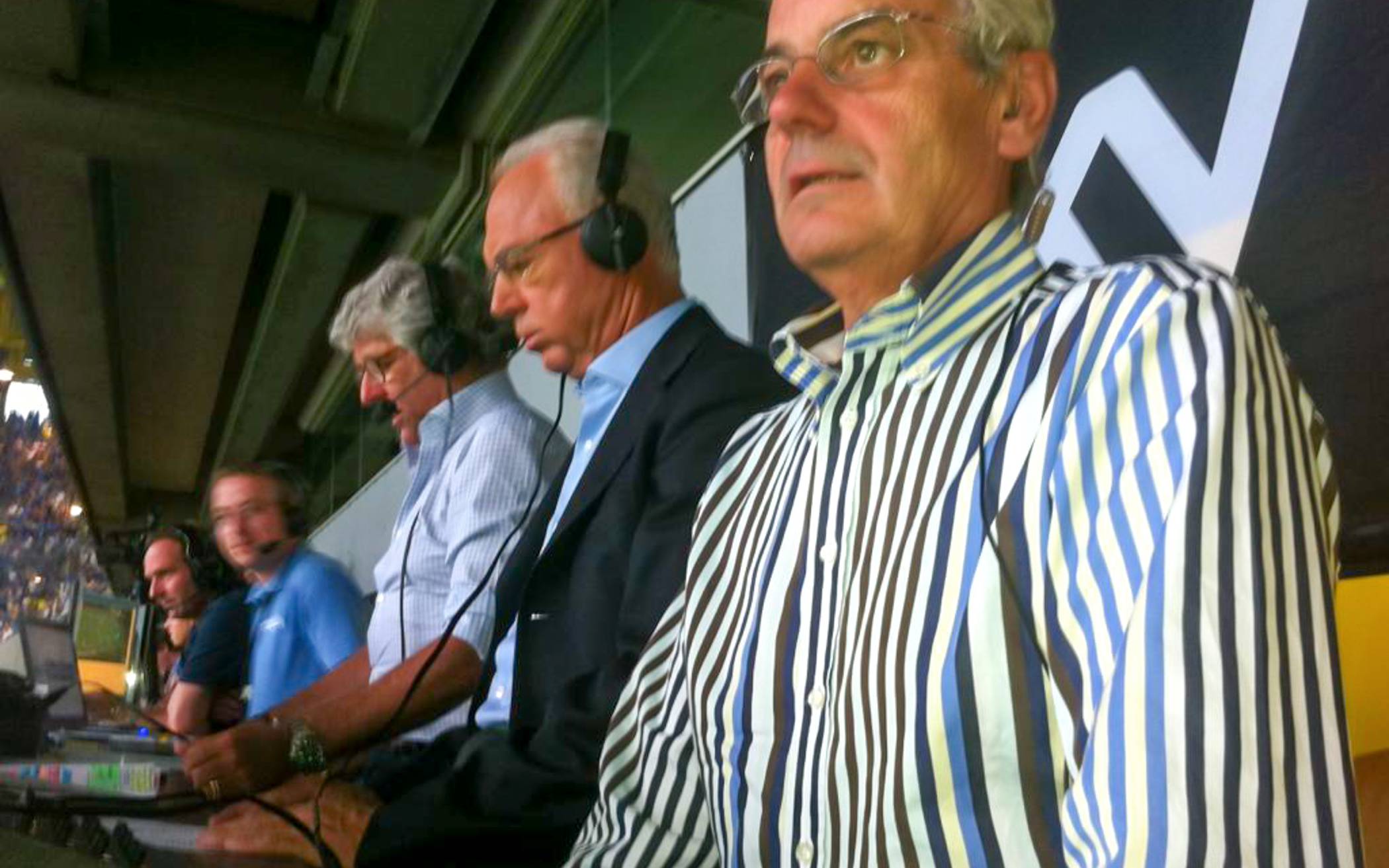  Helmut Wilzbach (re.) mit TV-Experte Franz Beckenbauer (Mi.) und Marcel Reif auf der Tribüne. 