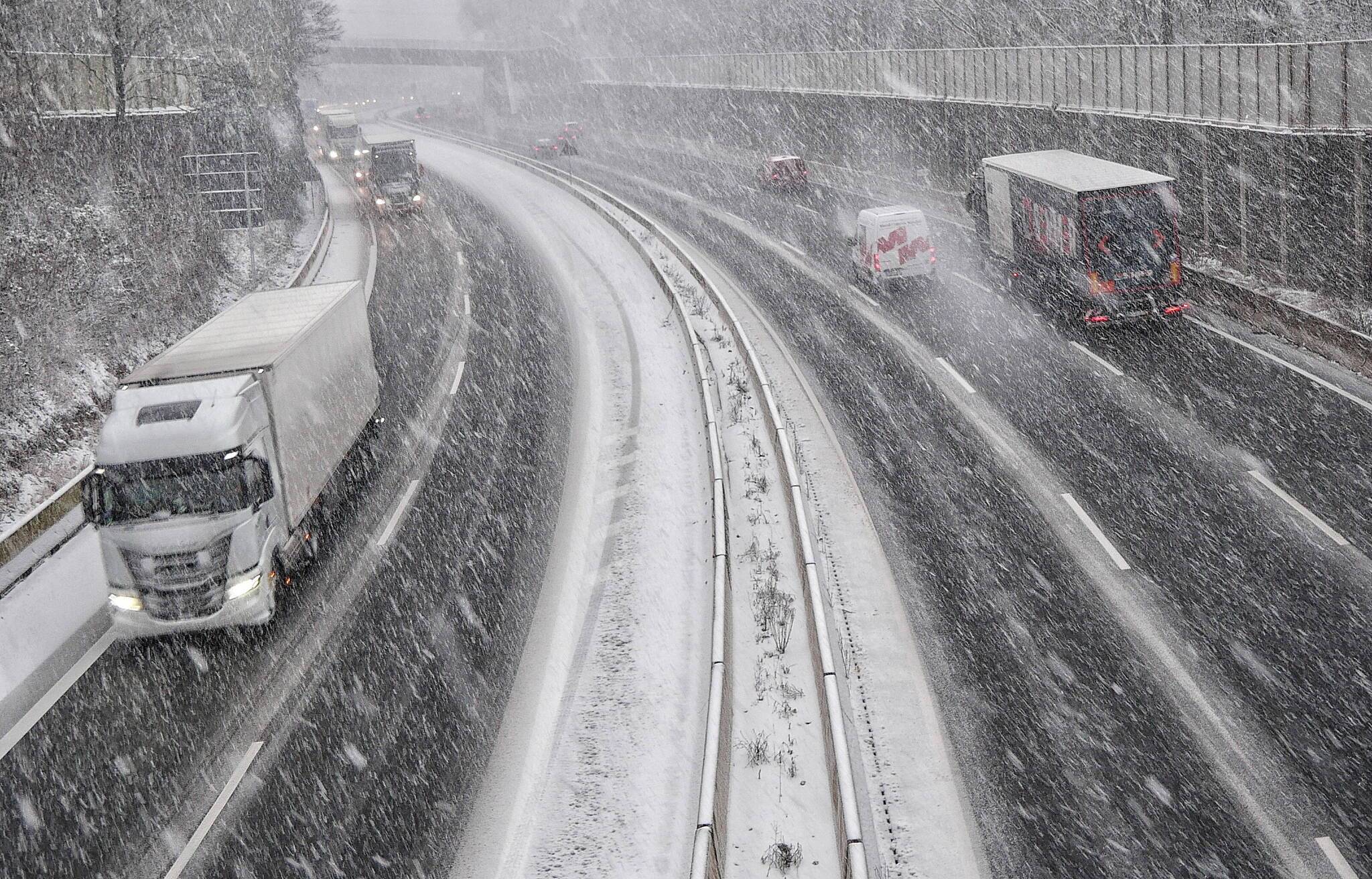 Der Schneefall wird auch den Verkehr auf der A46 und A1 behindern.