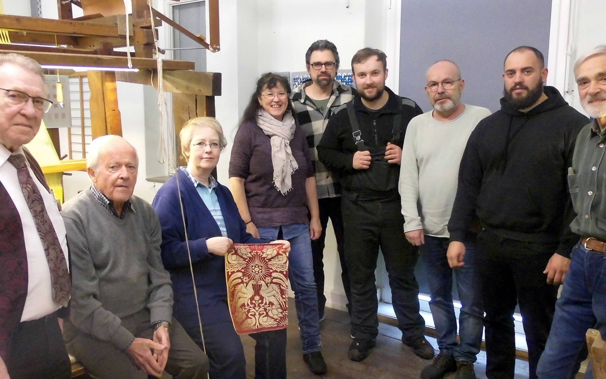 Die Webexperten aus dem Haus der Seidenkultur führten die Wuppertaler Kafka-Delegation durch das Krefelder Seidenmuseum.