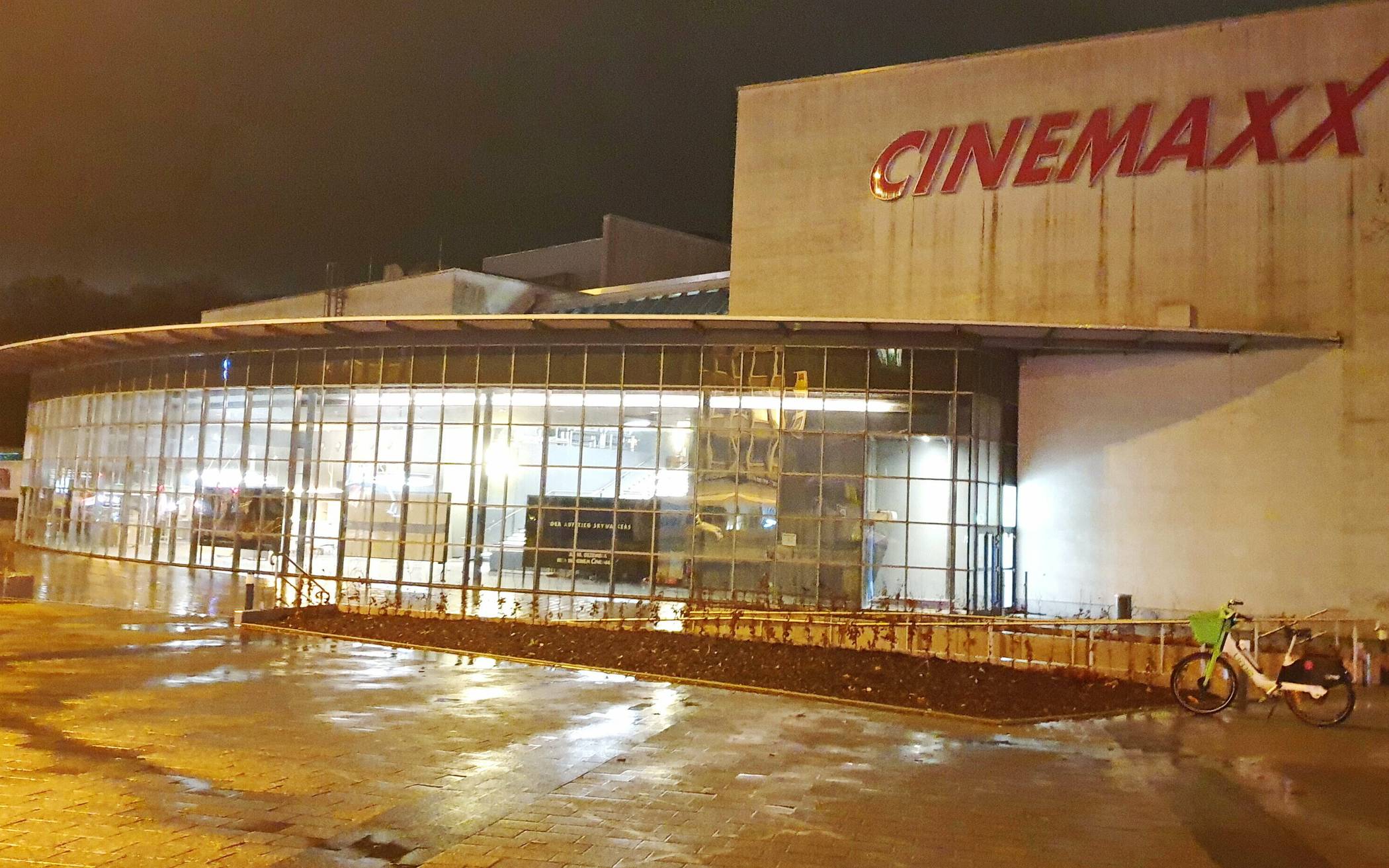 Das „CinemaxX“ sieht im Abendlicht aus, als sei es geöffnet. Ist es aber (immer noch) nicht.  