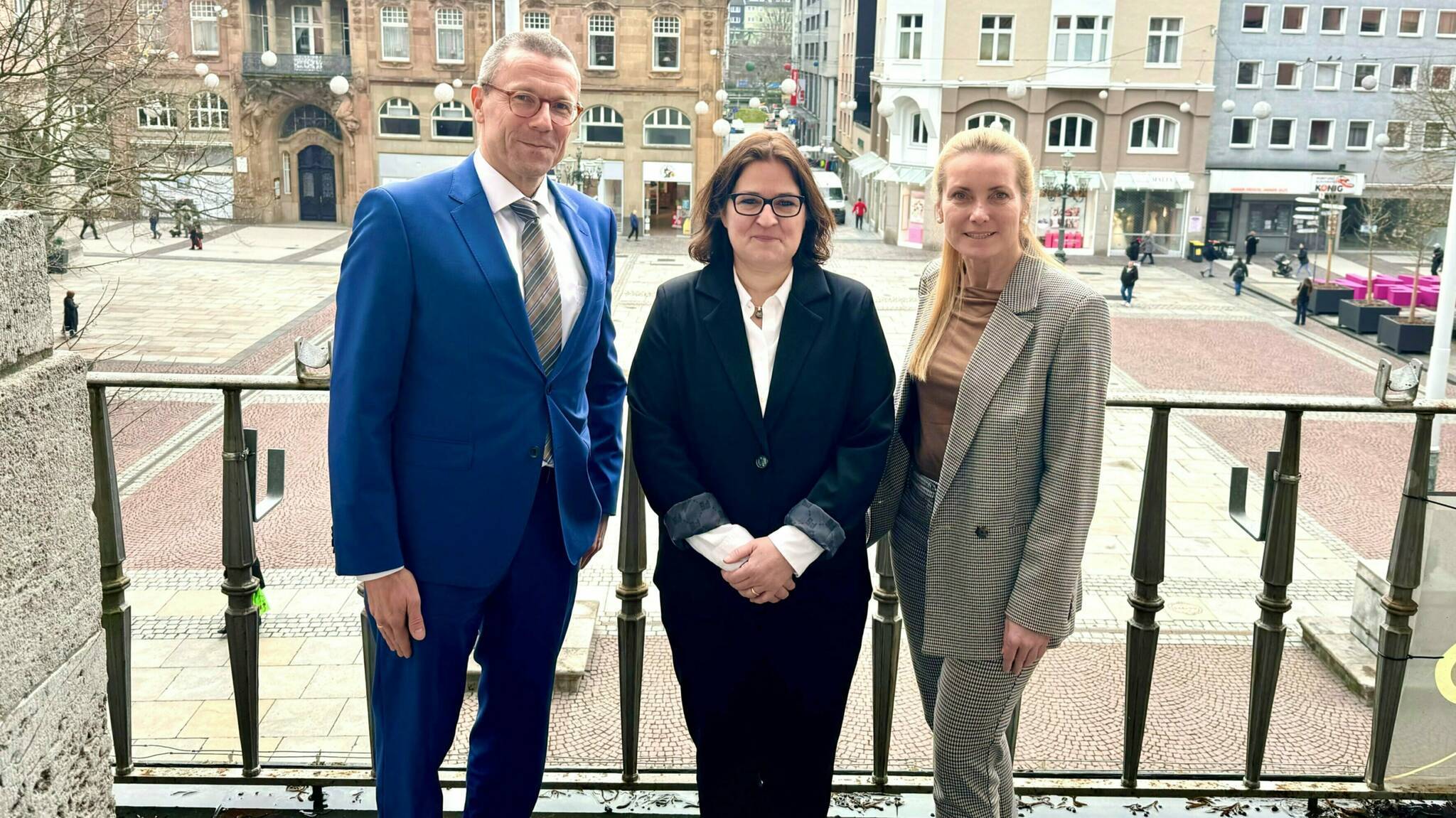  Eva Platz (Mitte), künftige Chefin der Wuppertaler Wirtschaftsförderung, bei ihrer Vorstellung mit Wirtschaftsdezernentin Sandra Zah und Oberbürgermeister Uwe Schneidewind.   