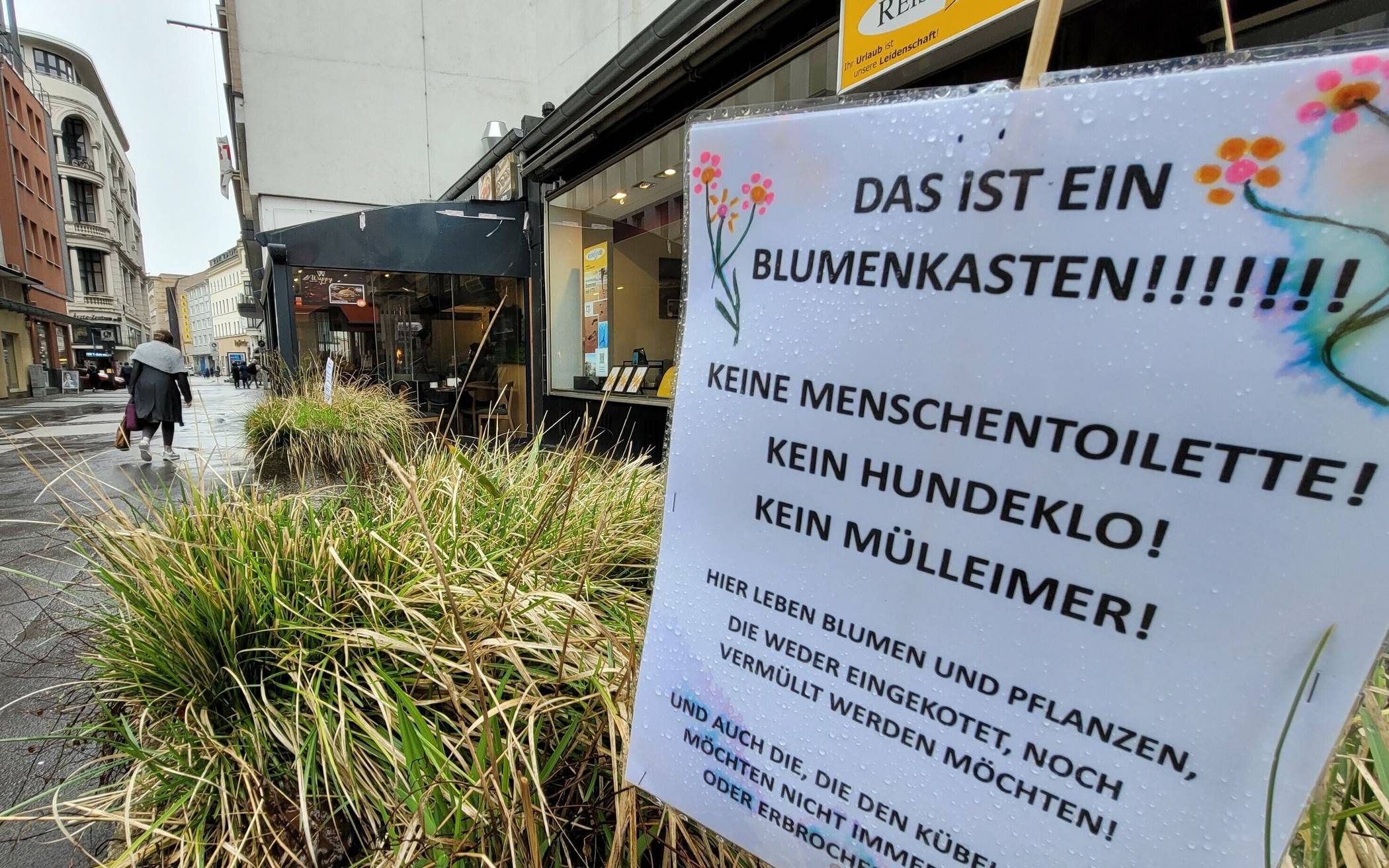  Selbsthilfe am Kirchplatz: Die dortigen Pflanzkübel werden für Abfälle aller Art missbraucht.  