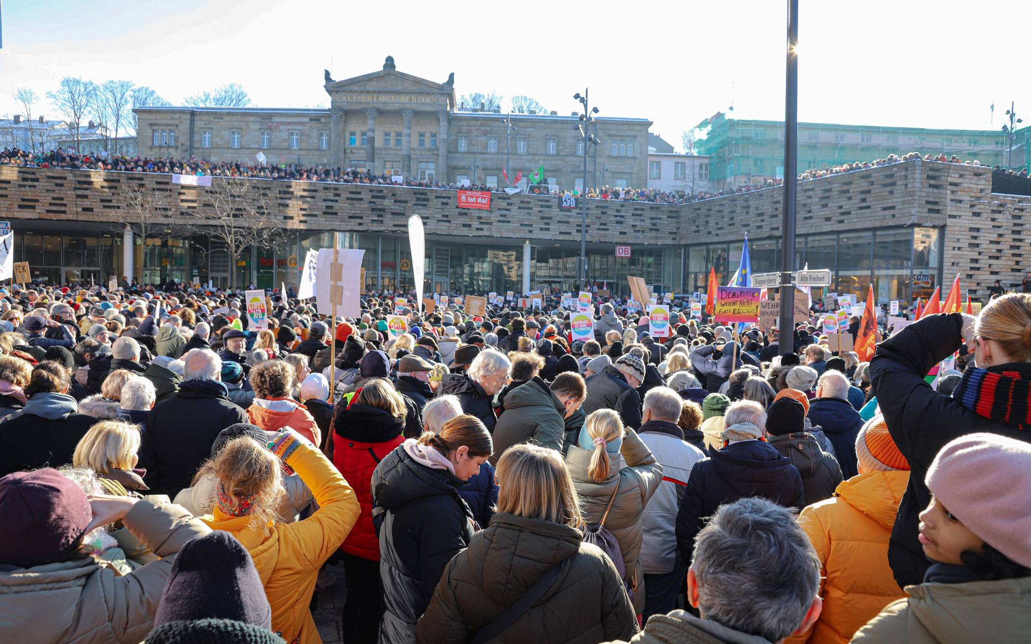 Bild von der Demo gegen Rechtsextremismus im Januar 2024 vor dem Wuppertaler Hauptbahnhof.