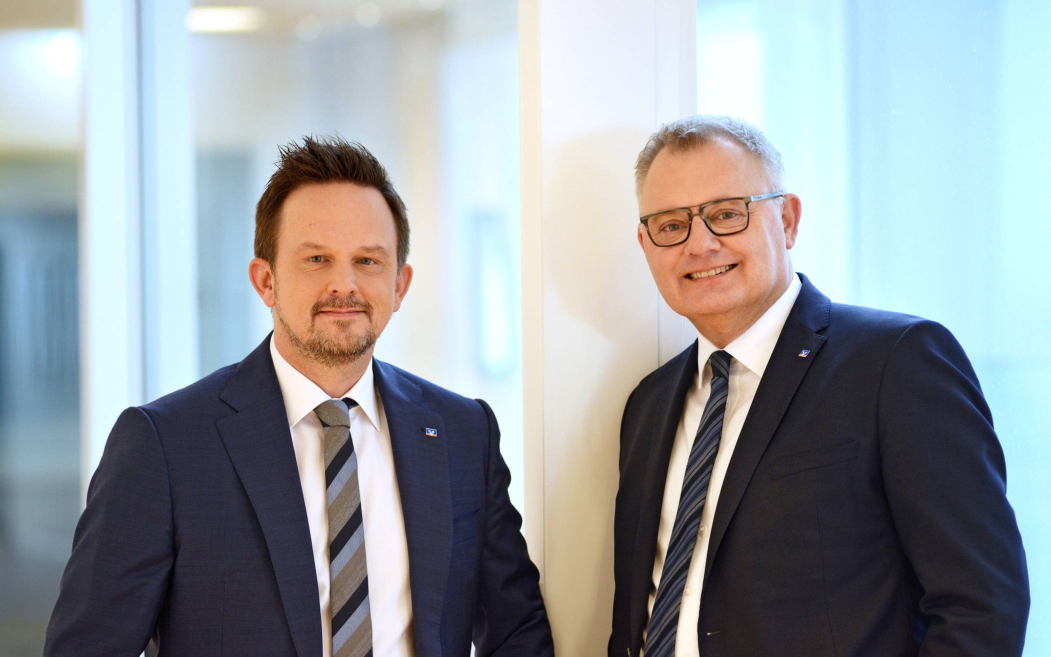 Präsentierten eine gute Bilanz 2023: Der Volksbank-Vorstandsvorsitzende Andreas Otto (r.) und sein Kollege Christian Fried (l.).