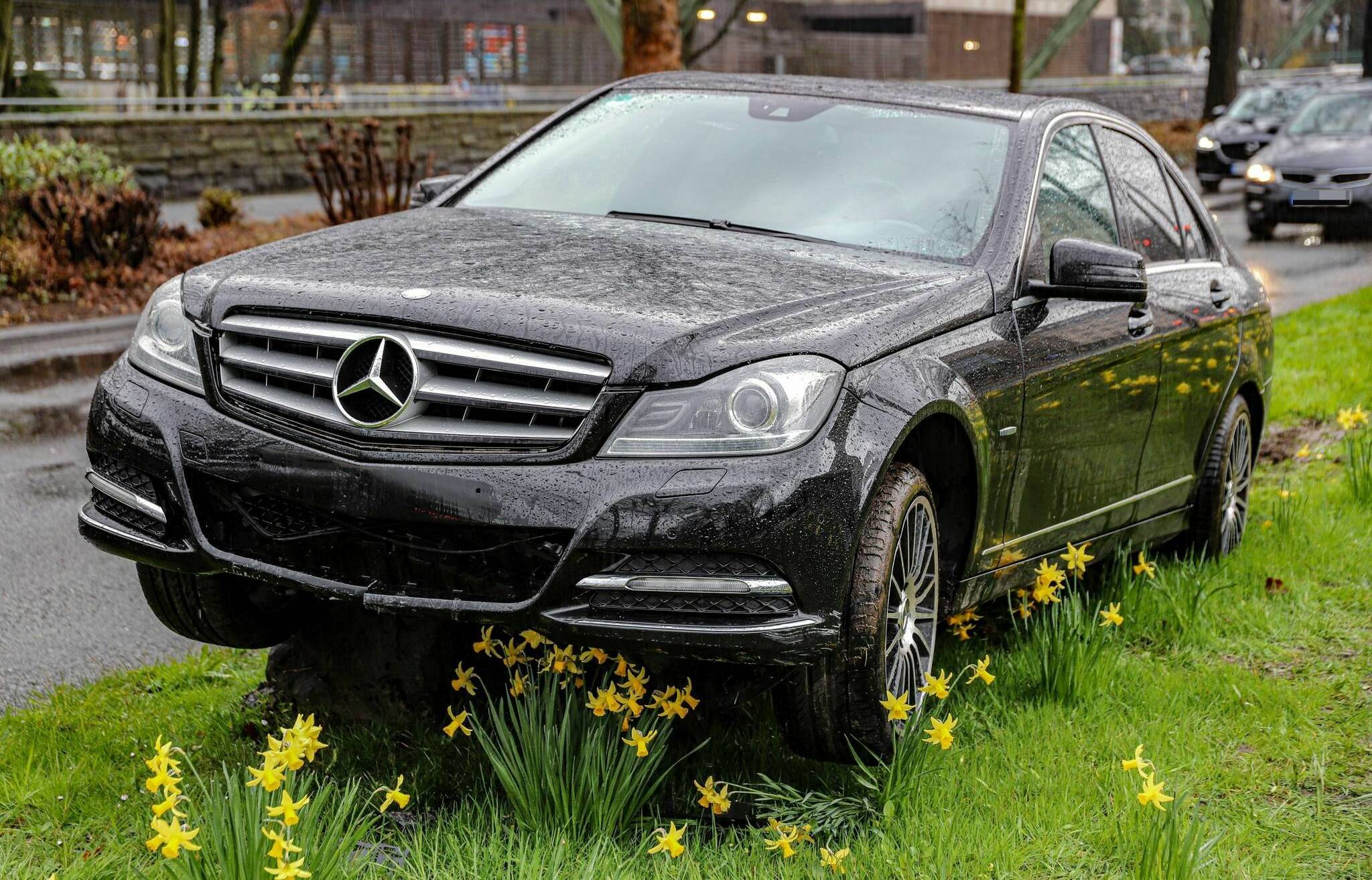 Bilder: Mercedes landet in Wuppertal auf Findling​