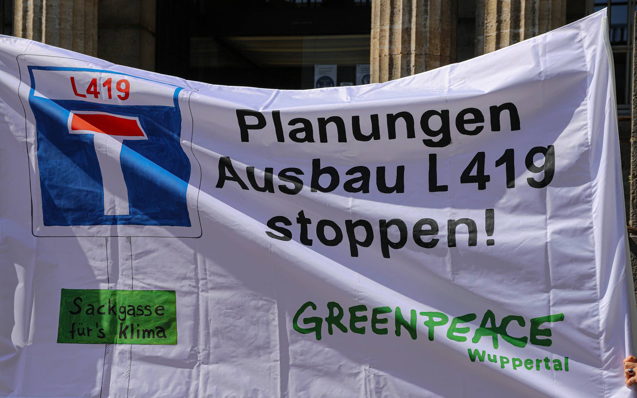  Demo-Plakat im Jahr 2023 vor dem Wuppertaler Rathaus. 