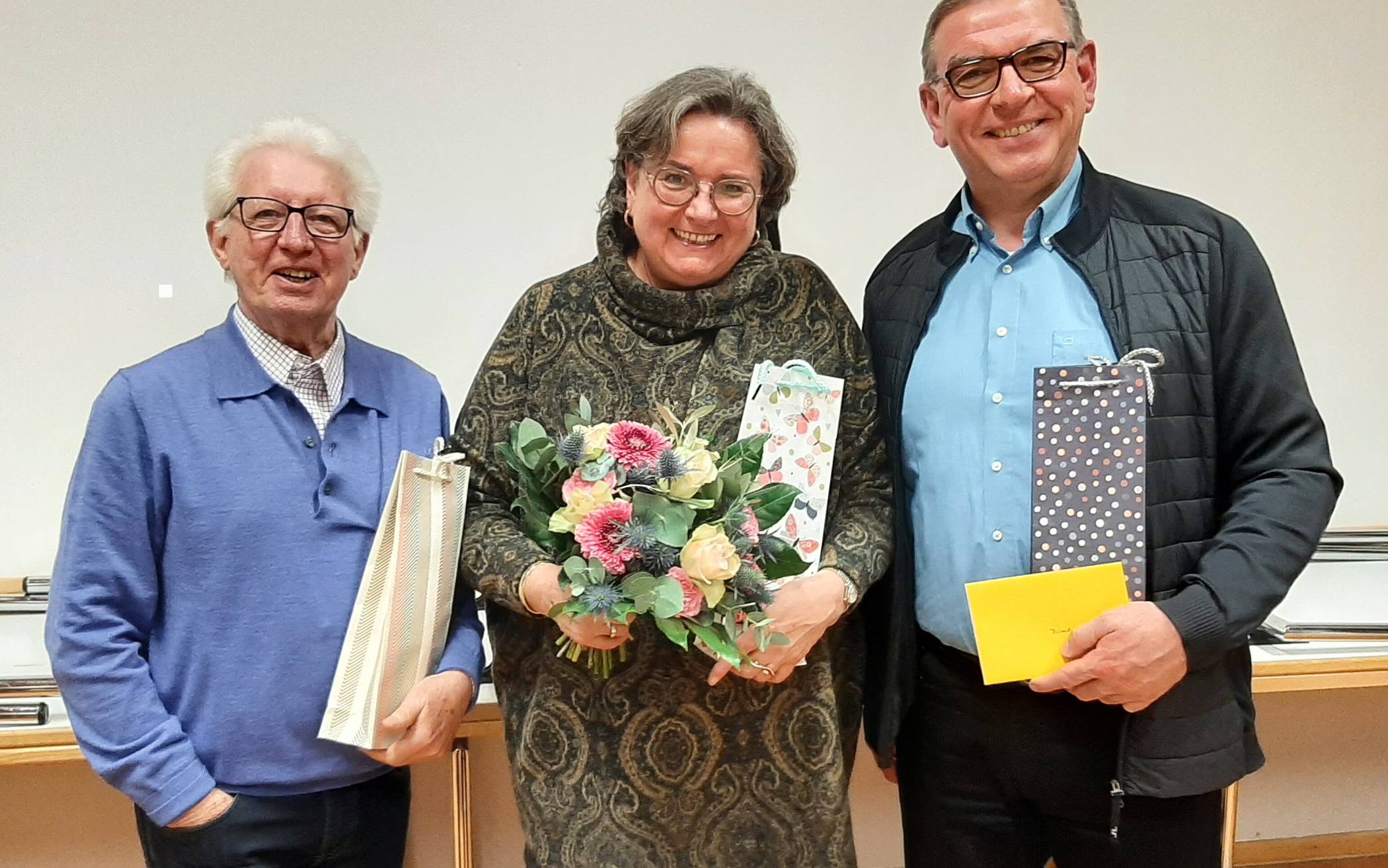 Die verabschiedeten Vorstandsmitglieder (von li.): Ulrich Flasdick, Eleonore Wolf (ehemals Geschäftsführerin) und Roland Vogel (ehemals 1. Vorsitzender).