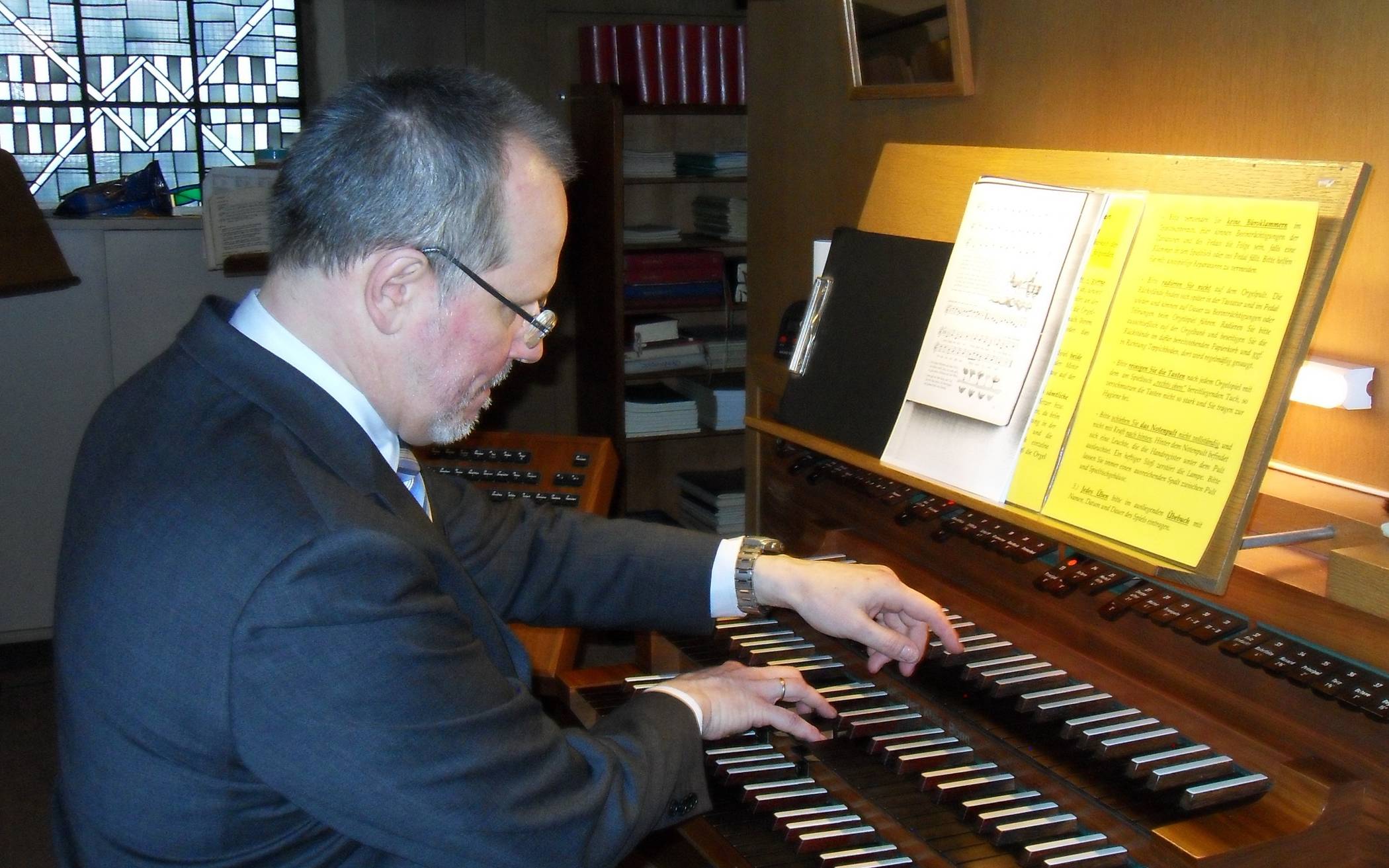  Thorsten Pech an der Klais-Orgel. 