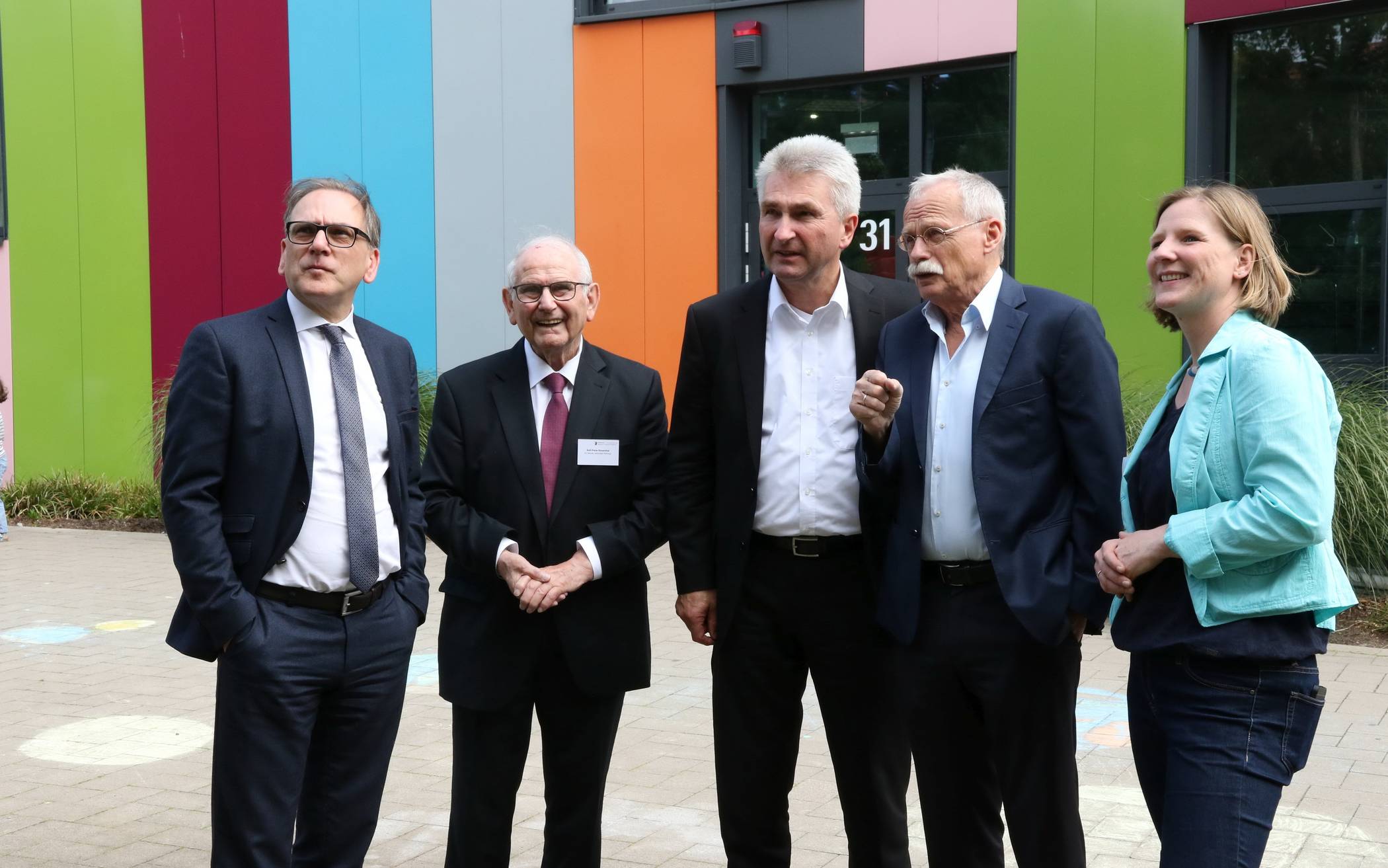  Rolf-Peter Rosenthal (2.v.li.) im Juli 2019 in seiner Funktion als Vorsitzender des kaufmännisch-organisatorischen Beirats der Junior Uni und Vorstandsmitglied der Jackstädt-Stiftung bei einem Besuch von NRW-Minister Prof. Dr. Andreas Pinkwart (Mitte) in Wuppertal. 