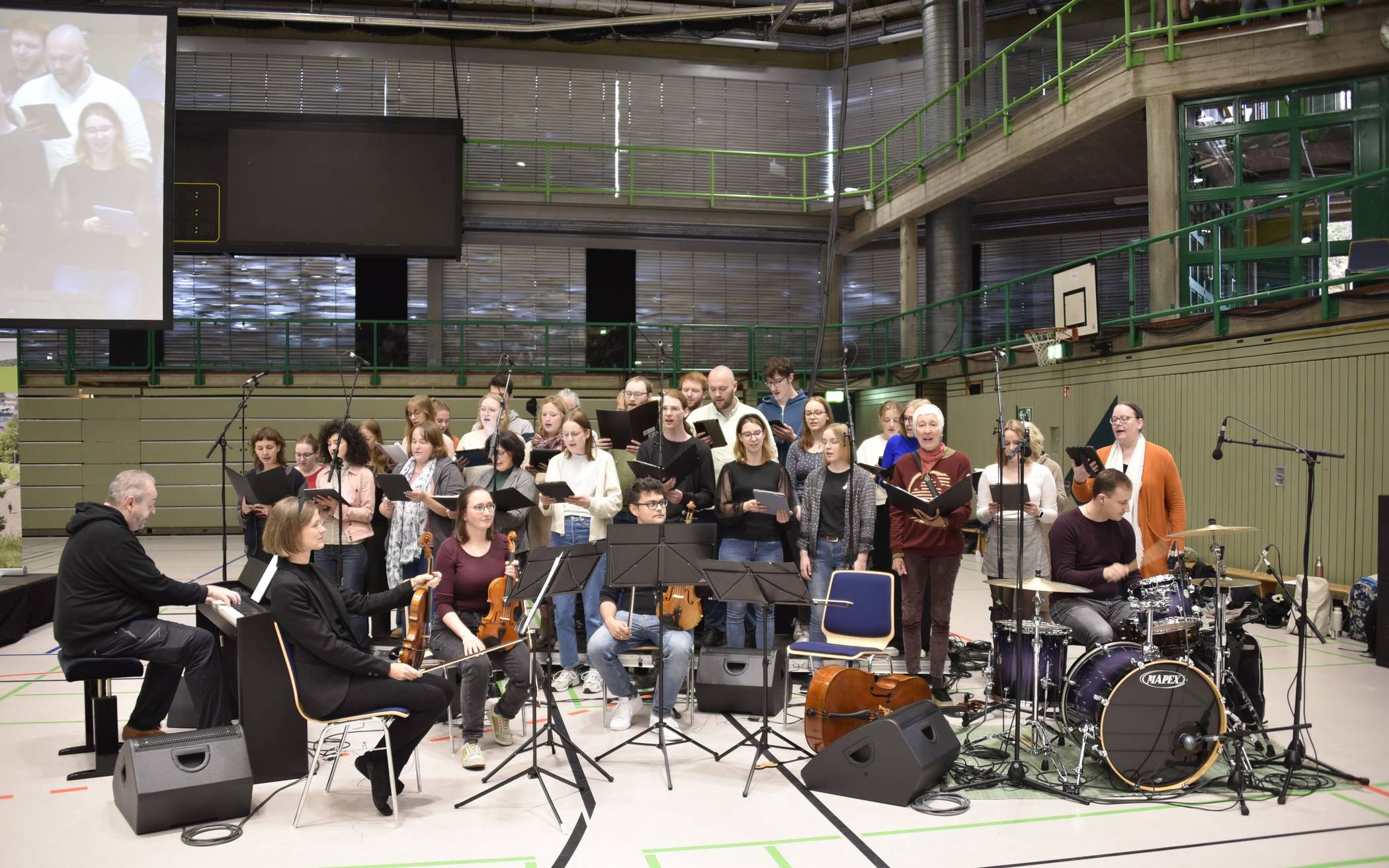  Die Ensembles von Chor und Orchester musizieren auch immer wieder bei offiziellen Anlässen der Uni, wie hier zum Beispiel im Rahmen der Erstsemesterbegrüßung 2023. 