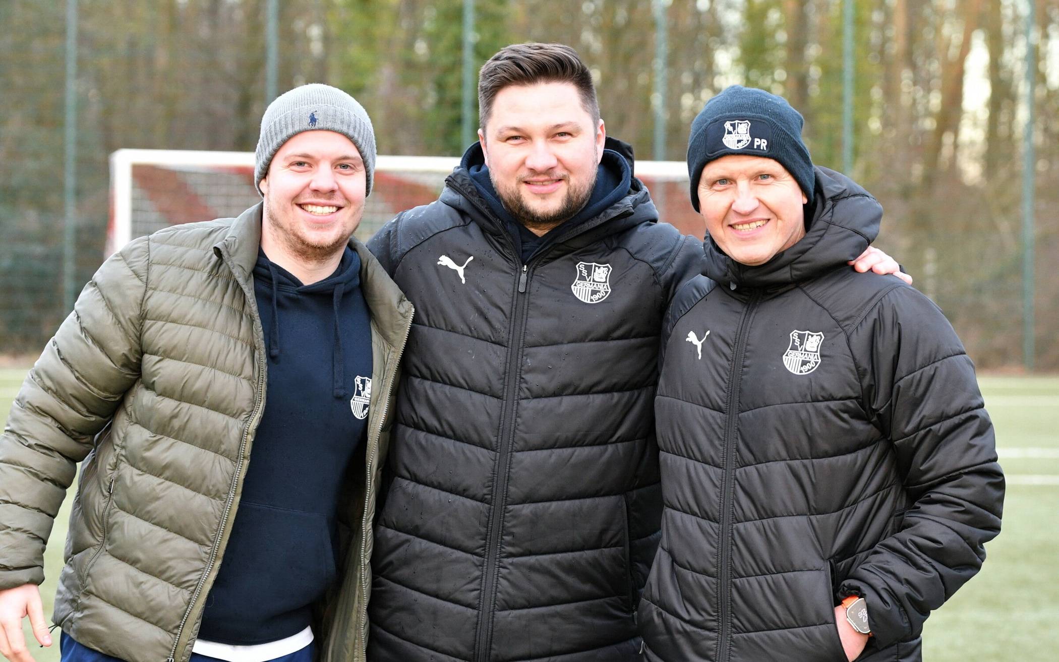 Torwarttrainer Mattis Groth, Co-Trainer Damian Schary und Cheftrainer Peter Radojewski vom Fußball-Bezirksligisten SSV Germania Wuppertal.
