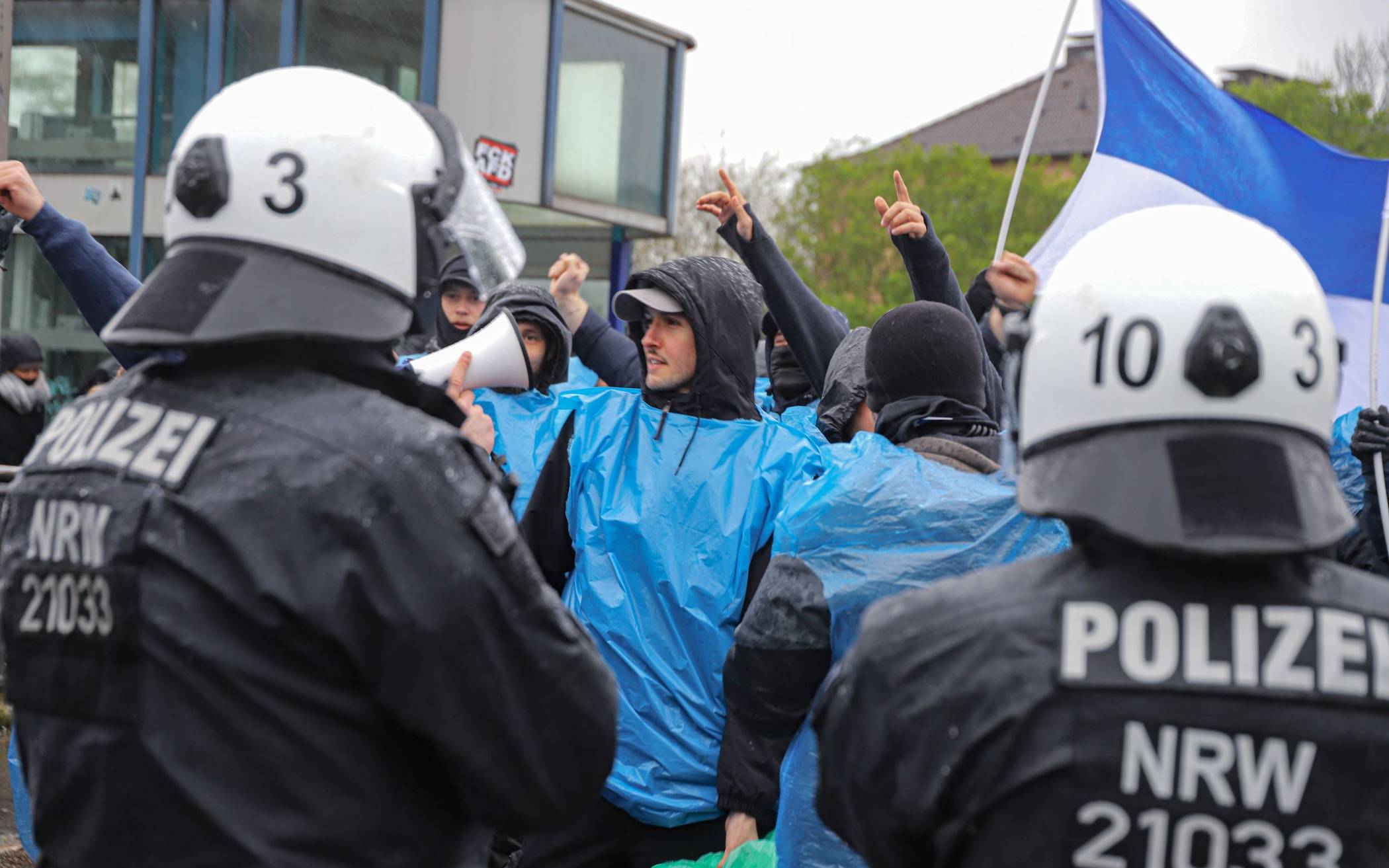Polizei-Hundertschaft probt in Wuppertal (auch) den EM-Einsatz