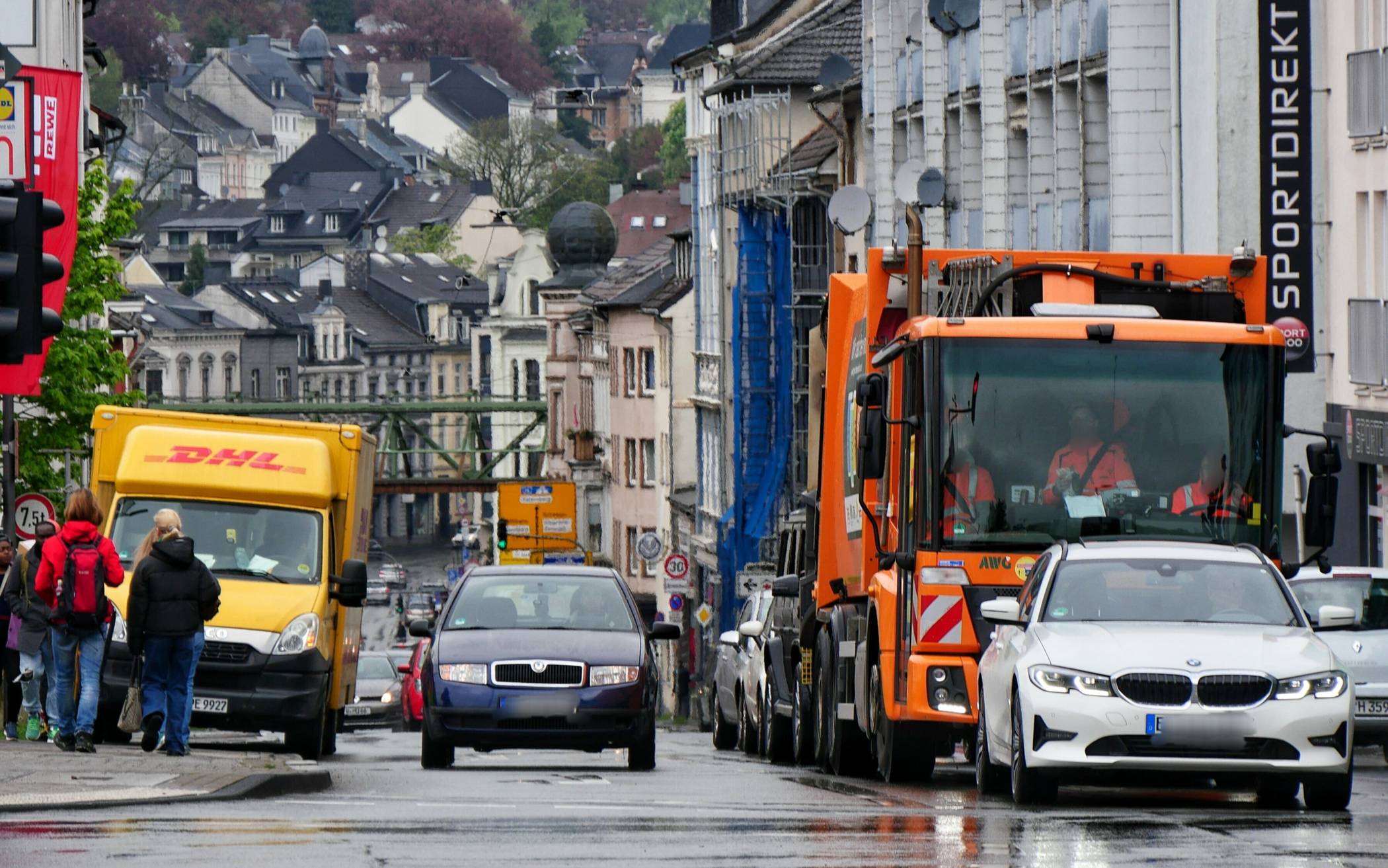  Das tägliche Bild: Ein Paketwagen parkt auf dem Bürgersteig der Tannenbergstraße, die Fußgängerinnen haben nur wenig Platz. 