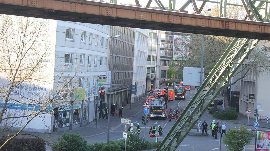 Feuerwehr holt Mann von Dach