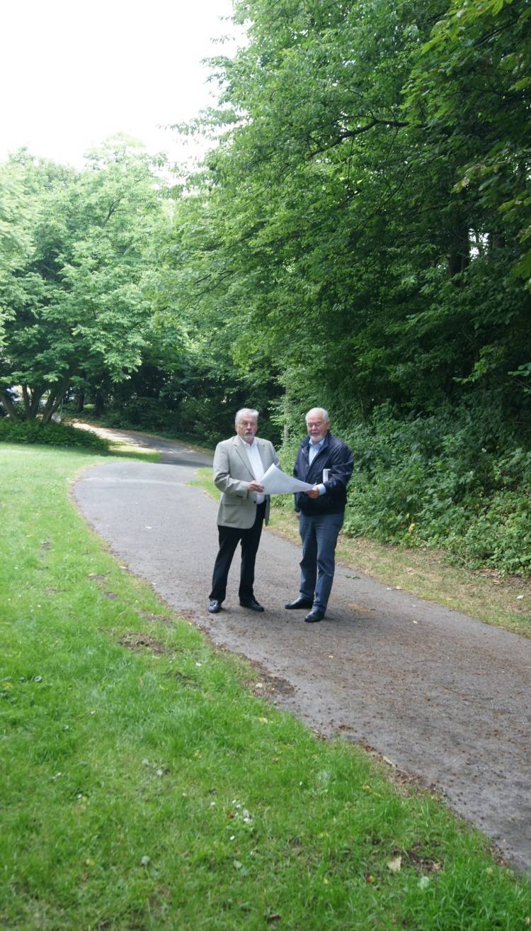  Hans-Hermann Lücke (links) und Herbert Fleing demonstrieren, wo am Gelben Sprung in Barmen, am Zugang zur Riescheider Straße, in Zukunft ein neuer, vier Kilometer langer Trassenzubringer entstehen soll. 