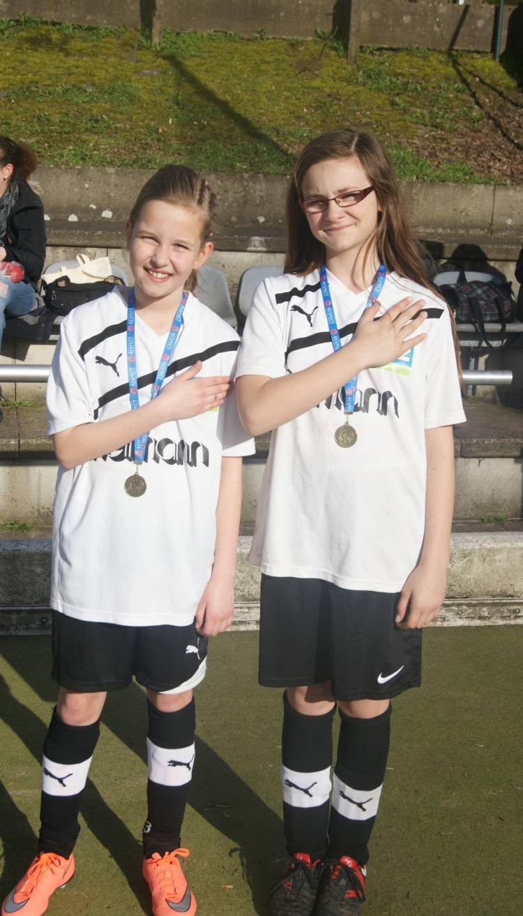  Zoe Nomi Klapp (rechts im Bild) und Phoebe Engemann spielen in der E1-Mannschaft beziehungsweise in der D3-Jugend von Viktoria Rott. 