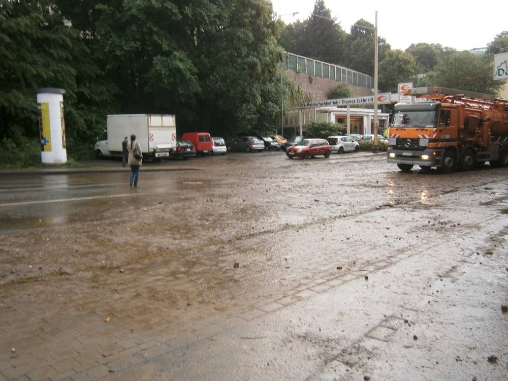 Steinbeck, Ecke Südstraße überflutet und gesperrt