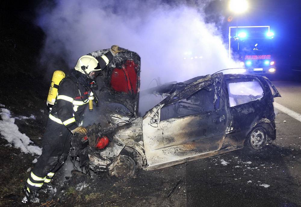 A 46: Fahrer verletzt, Pkw ausgebrannt