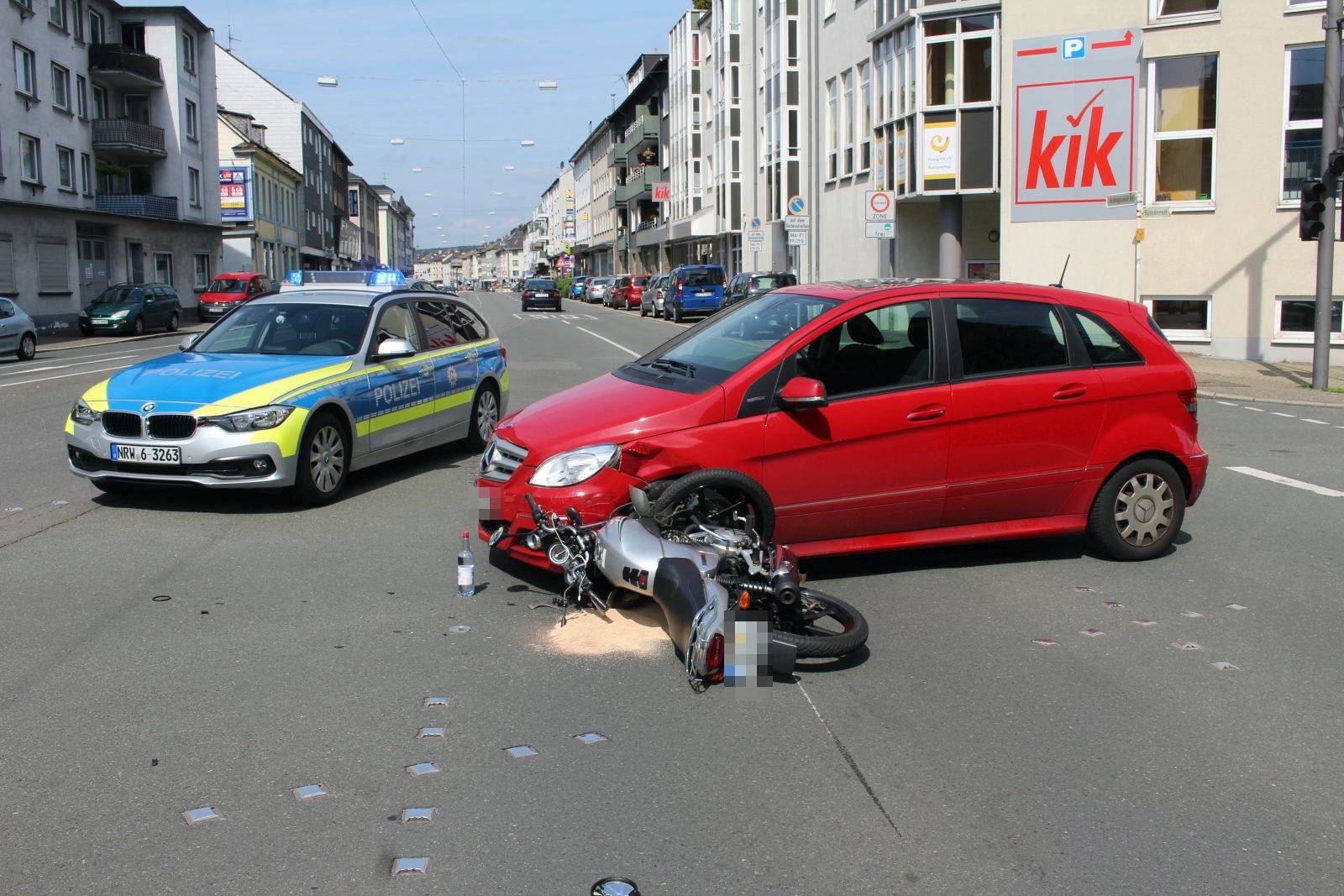 Der Motorradfahrer fuhr auf der Hauptstraße.