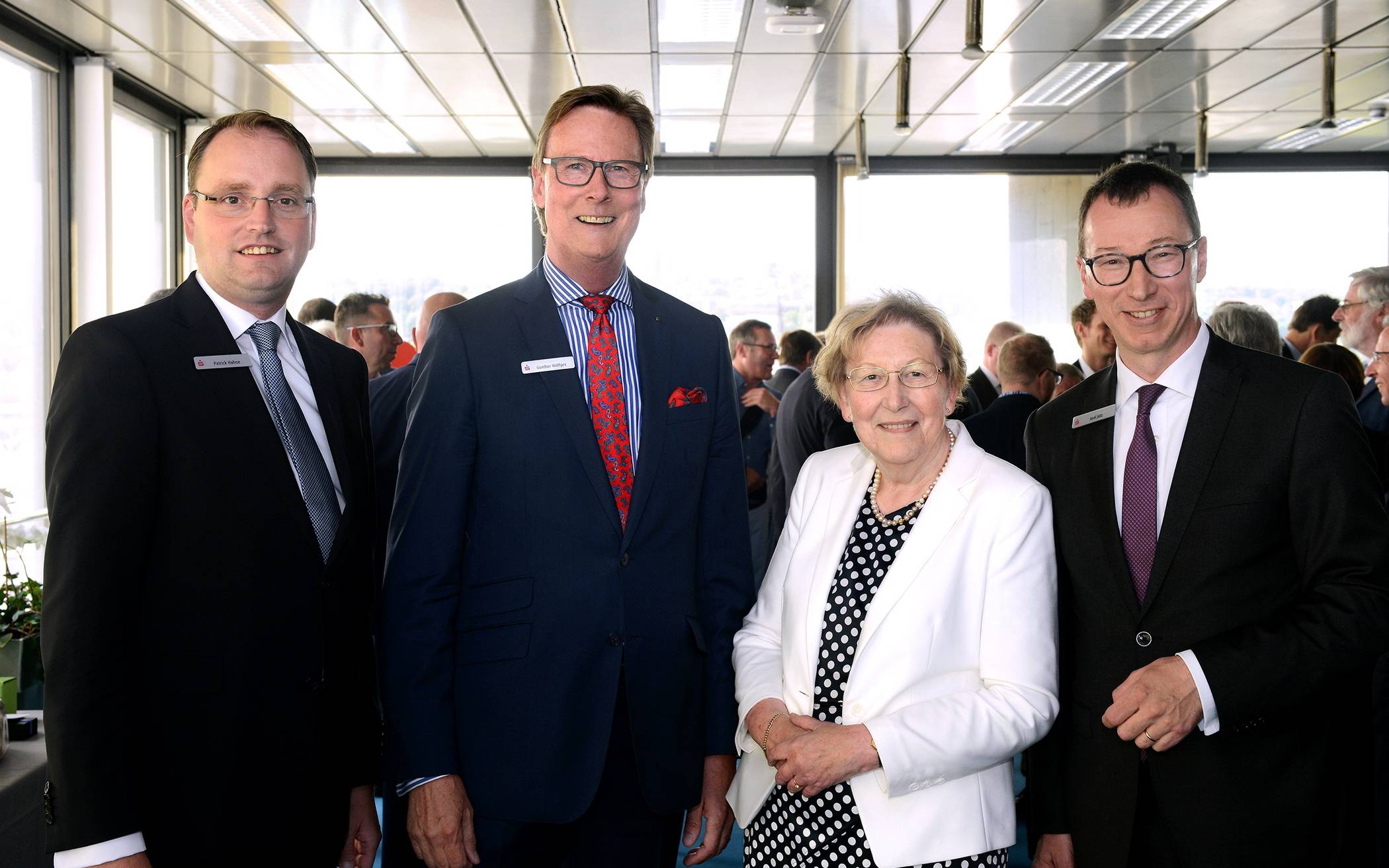  Gunther Wölfges (2.v.li.) mit Renate Warnecke (stellvertretende Vorsitzende des Verwaltungsrates) sowie Axel Jütz (re., Vorstandsmitglied) und Patrick Hahne (li. stellvertretendes Vorstandsmitglied). 