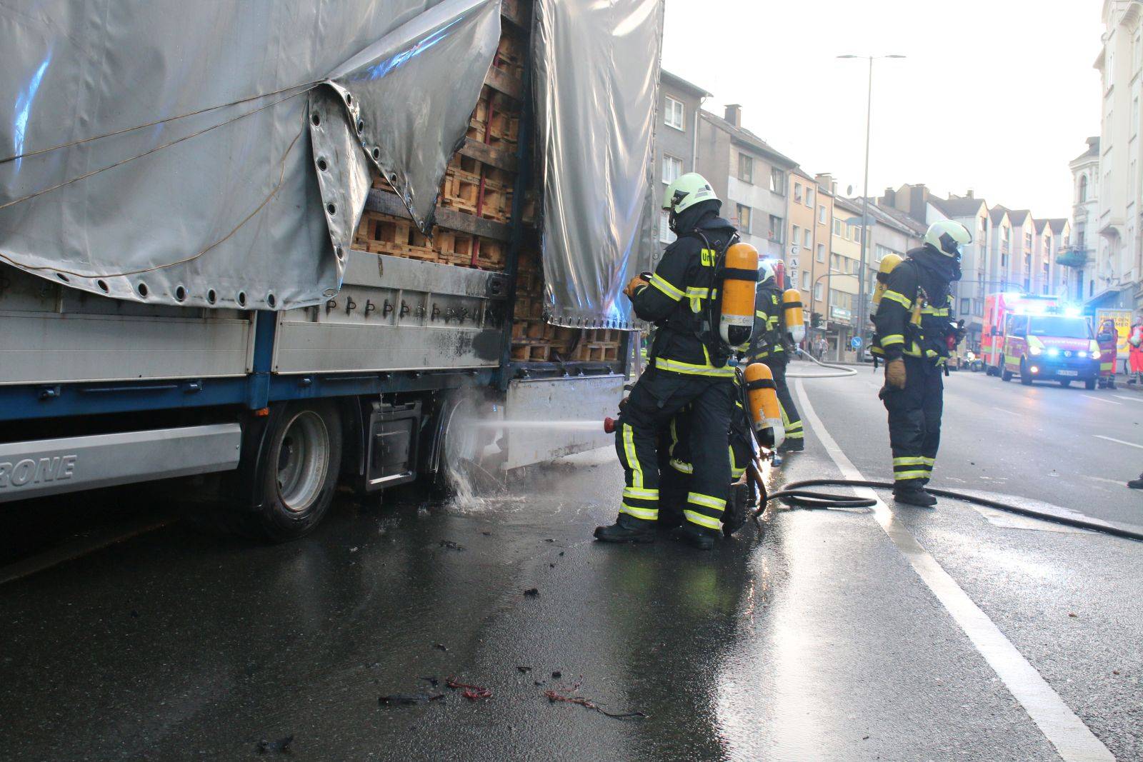 Hochstraße Wuppertal: LKW mit heiß gefahrenen Bremsen