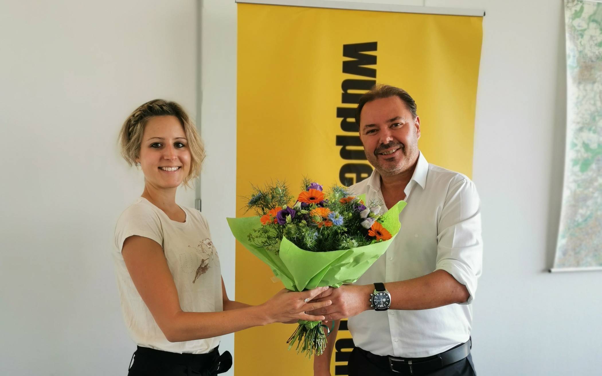  Neu-Redakteurin Hannah Florian (li.) freut sich über die Blumen von Redaktionsleiter Roderich Trapp.  