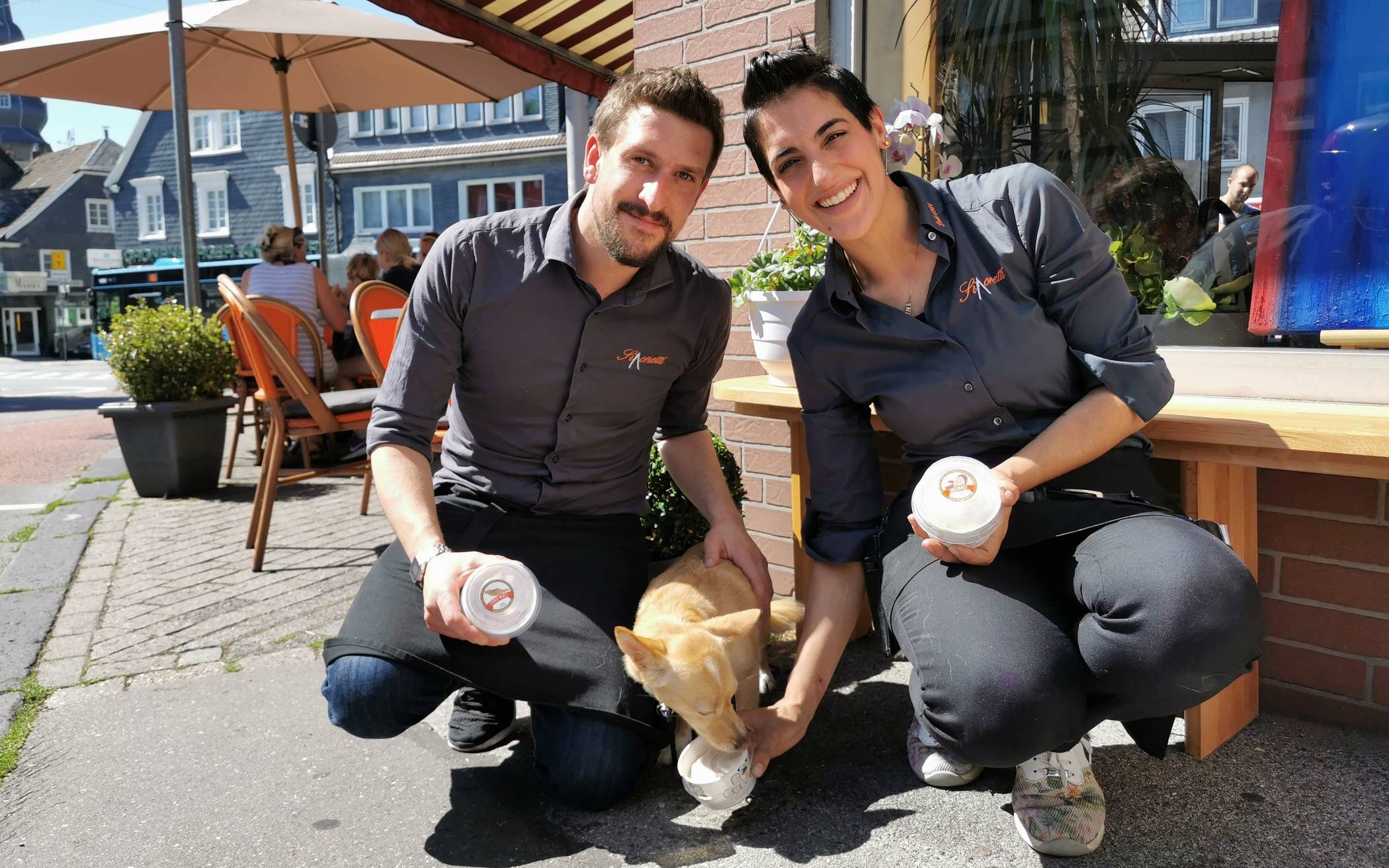  Dog Gelato - das Schild ist kein Scherz. Seit diesem Sommer verkaufen Daniela Sergi und Massimiliano Pol in ihrem Eiscafé in Cronenberg Eis speziell für Hunde. 