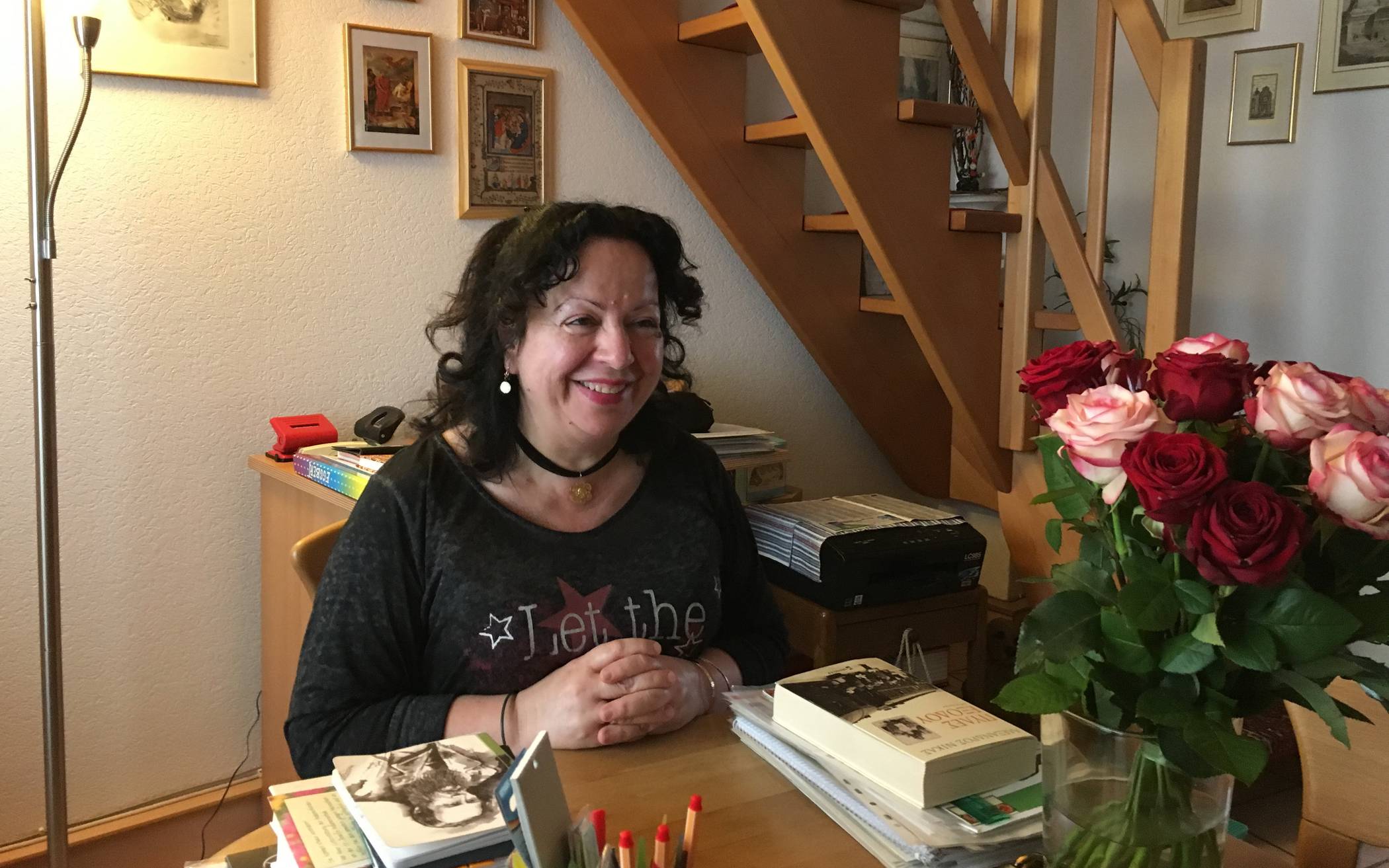  Eleni Provatou ist gebürtige Griechin. Als Lehrerin in Wuppertal hat sie viele Jahrzehnte zwischen den Kulturen vermittelt und unterrichtet. 