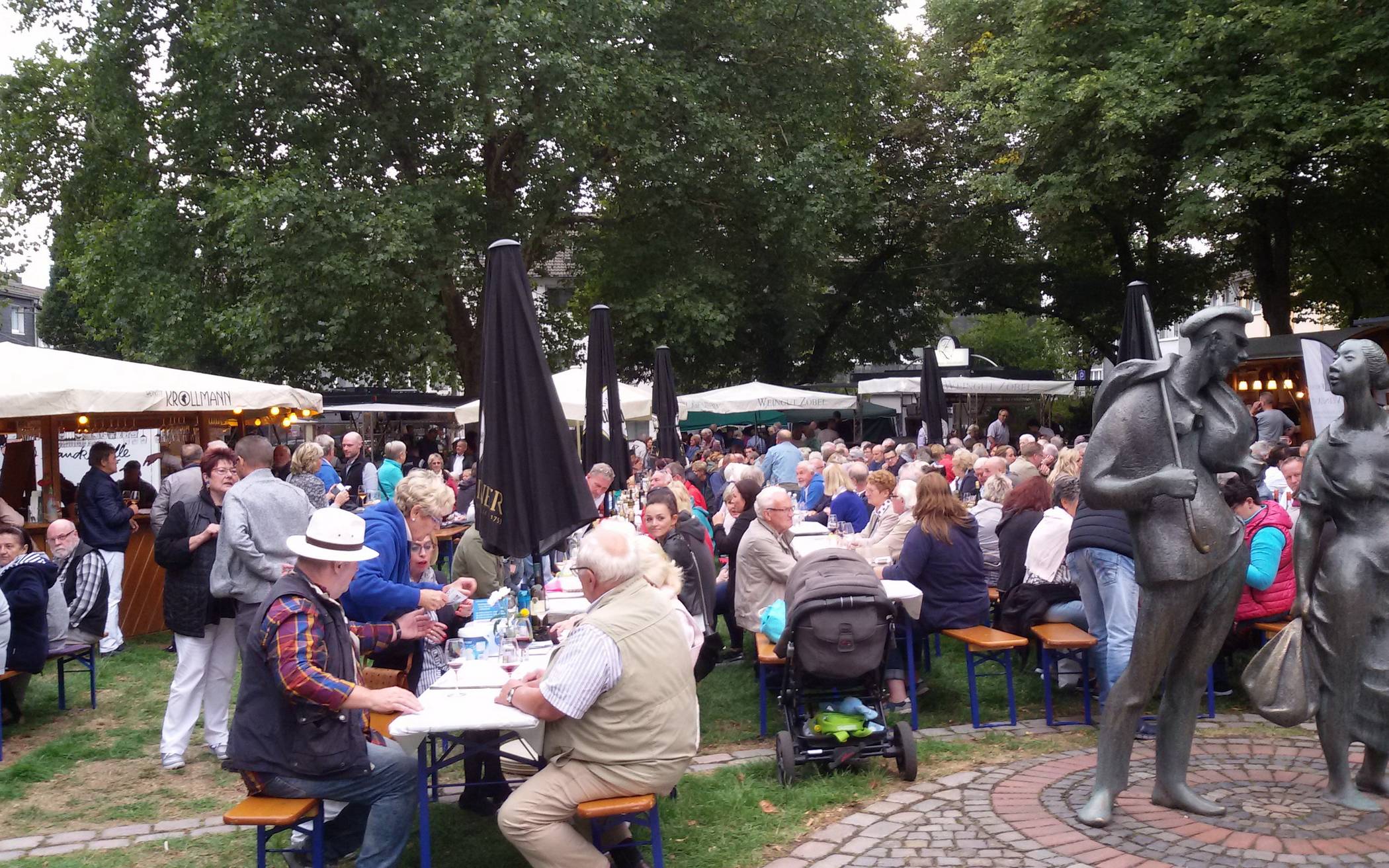  Das Bandwirkerpaar, das als Denkmal seit 1980 auf dem ehemaligen Markt- und heutigen Bandwirkerplatz in Ronsdorf zu Hause ist, lässt sich gerne von feiernden Menschen einrahmen. 