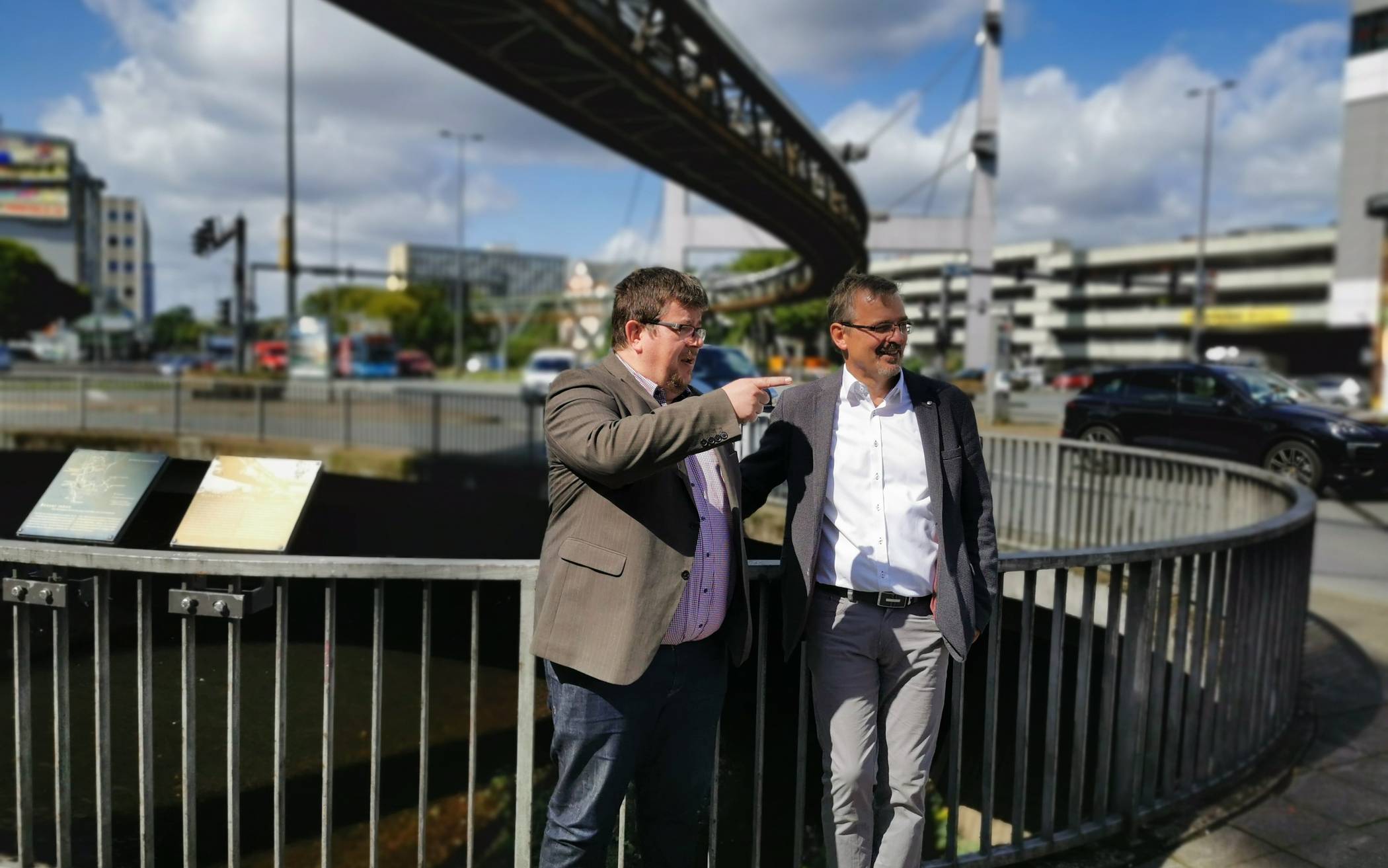  Verkehrsdezernent Frank Meyer (li.) und sein Abteilungsleiter Rolf-Peter Kalmbach blicken am Alten Markt voraus in die digitale Zukunft auf Wuppertals Straßen. 