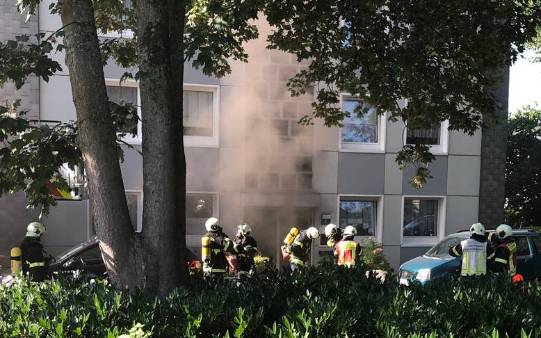 Feuerwehr rettet Menschen aus verrauchtem Haus