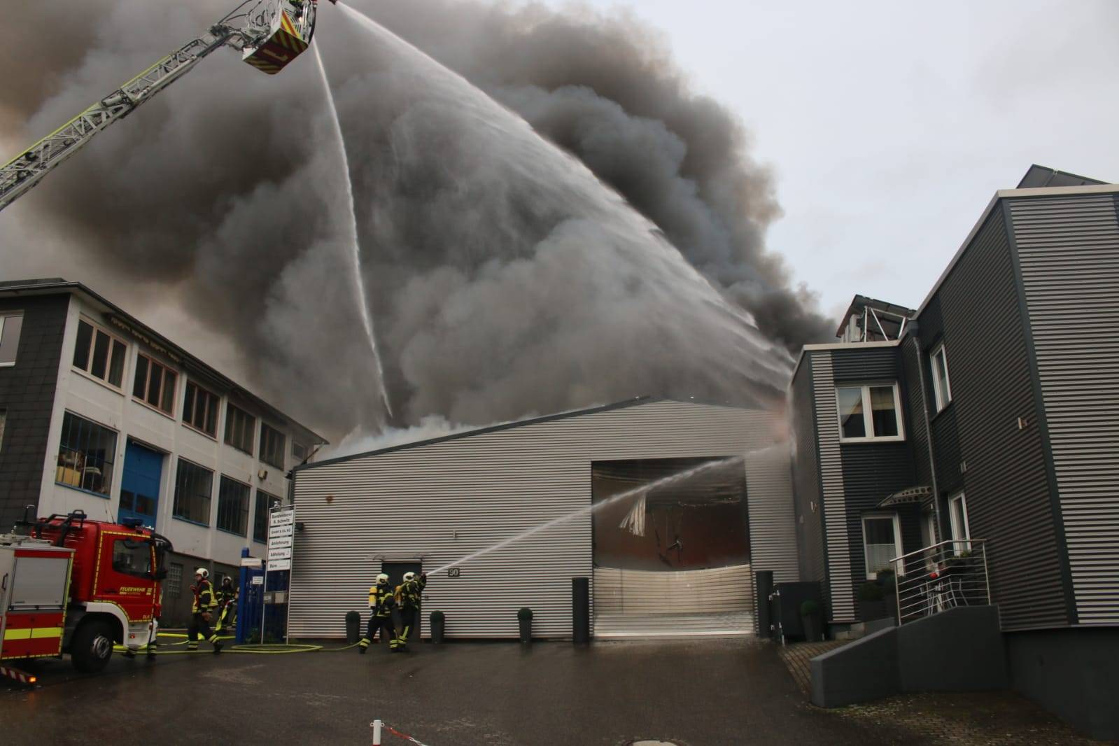 Feuer zerstört Wuppertaler Firmenhalle